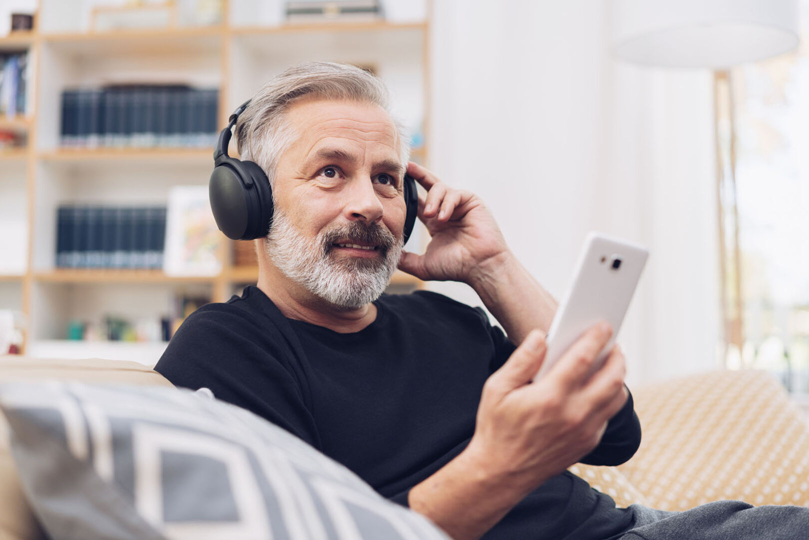Mann hört ein Hörbuch | Credit: iStock.com/stockfour
