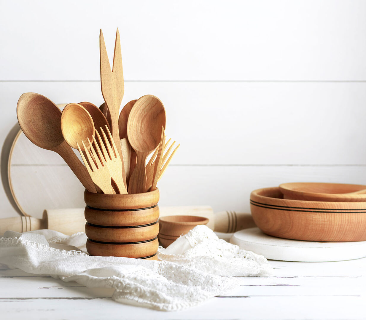 Holzbesteck in einem Becher | Credit: iStock.com/nndanko