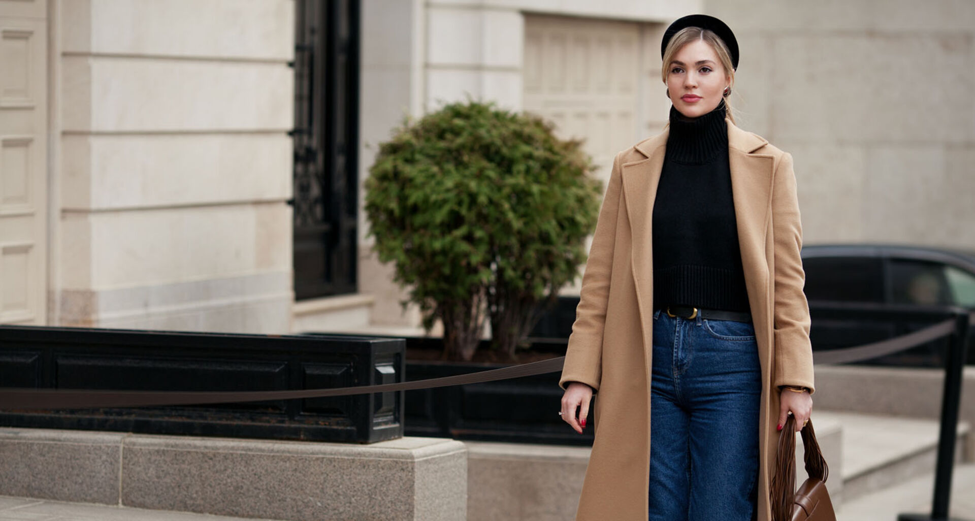 Frau mit beigem Mantel | Credit: iStock.com/AnnaZhuk