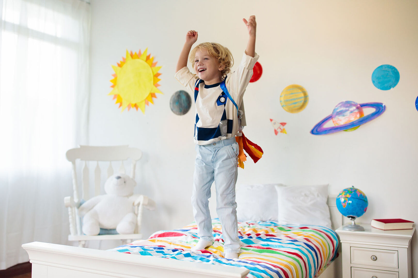 Junge springt auf dem Bett | Credit: iStock.com/FamVeld