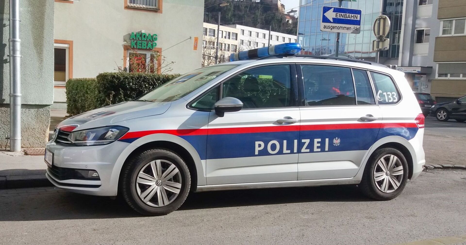 Polizeiwagen auf einer Straße