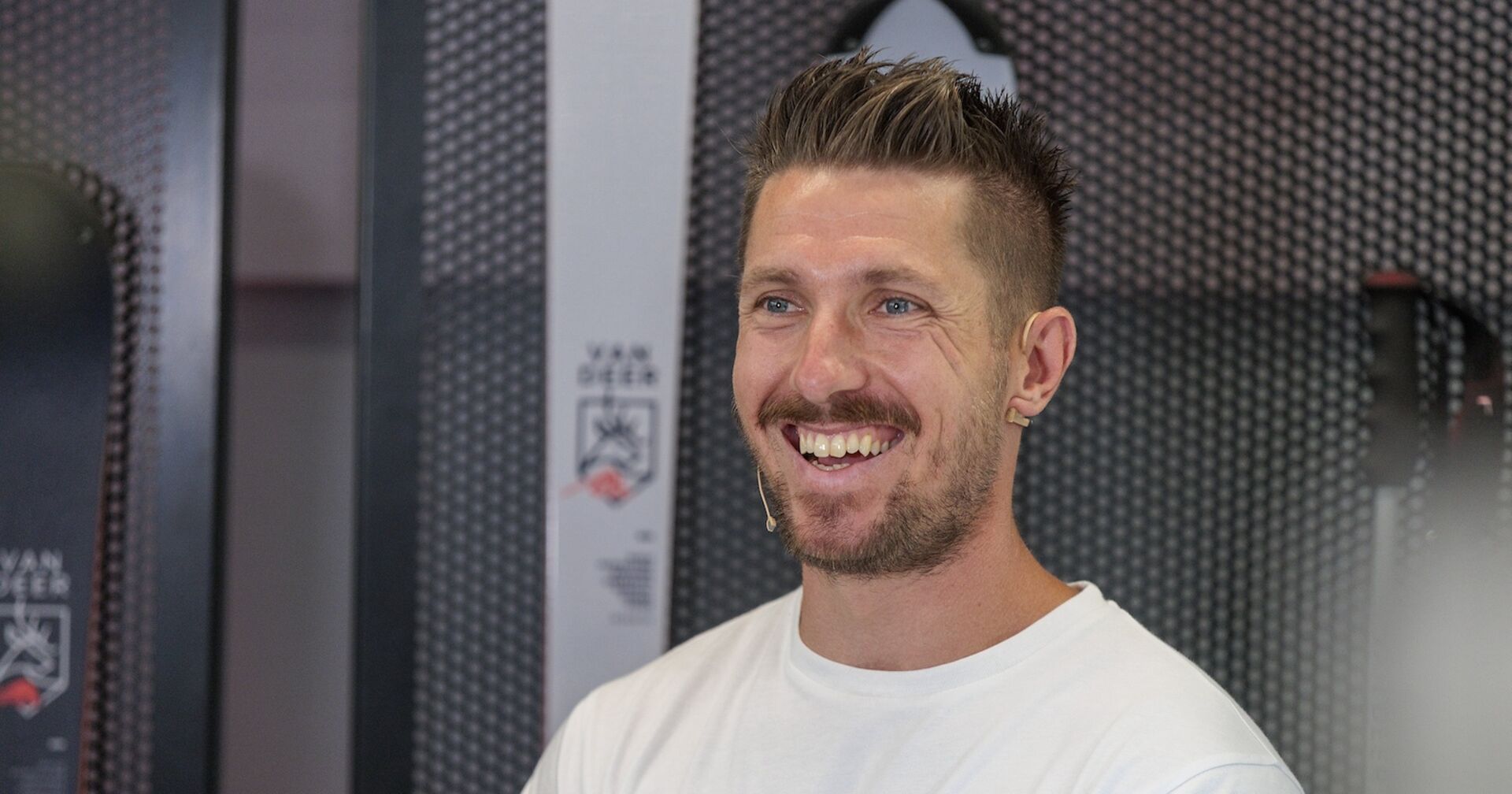 Marcel Hirscher vor seinen Van Deer-Skiern im Porträt