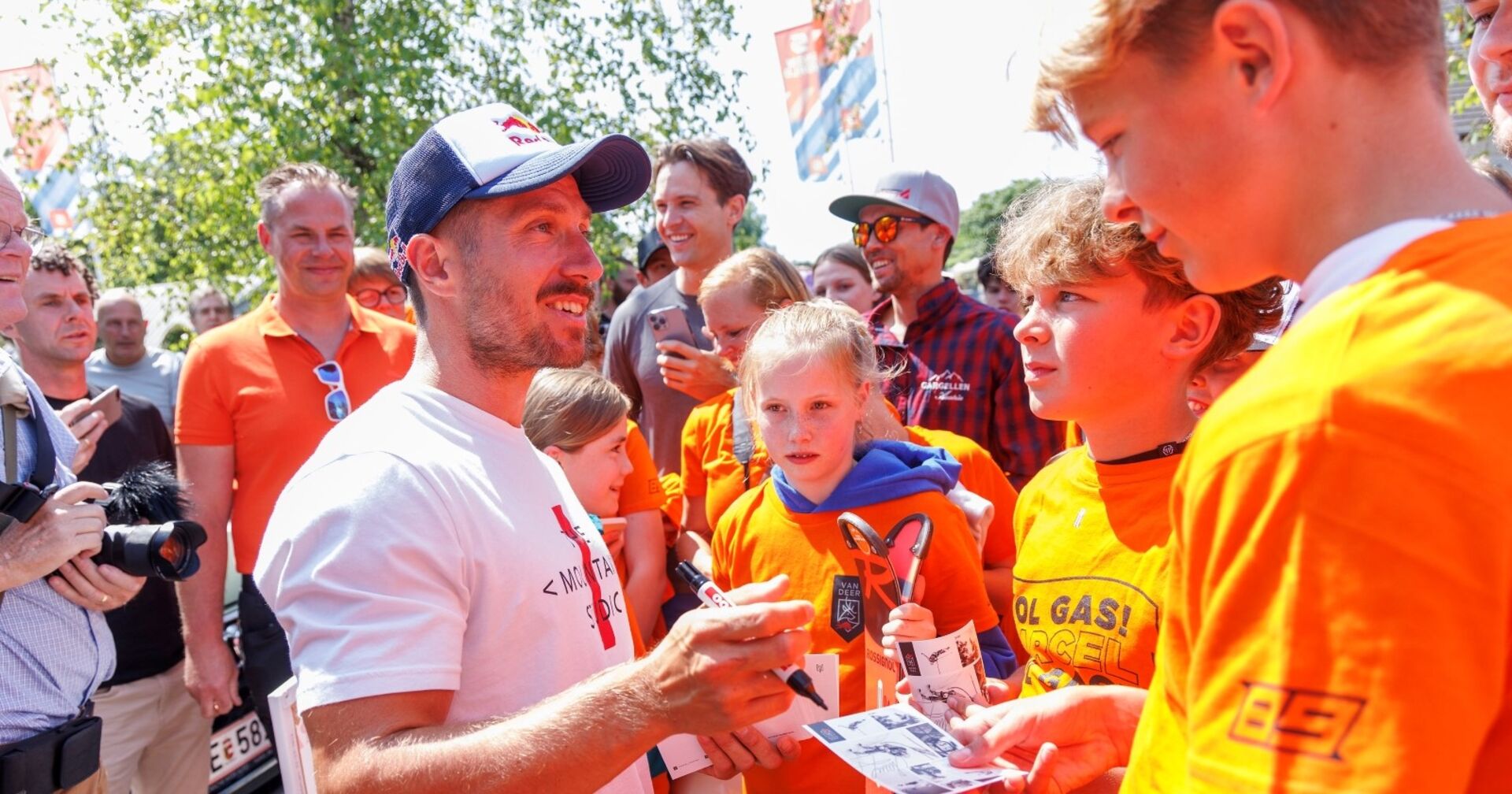 Marcel Hirscher gibt Autogramme an Orange gekleidete Fans