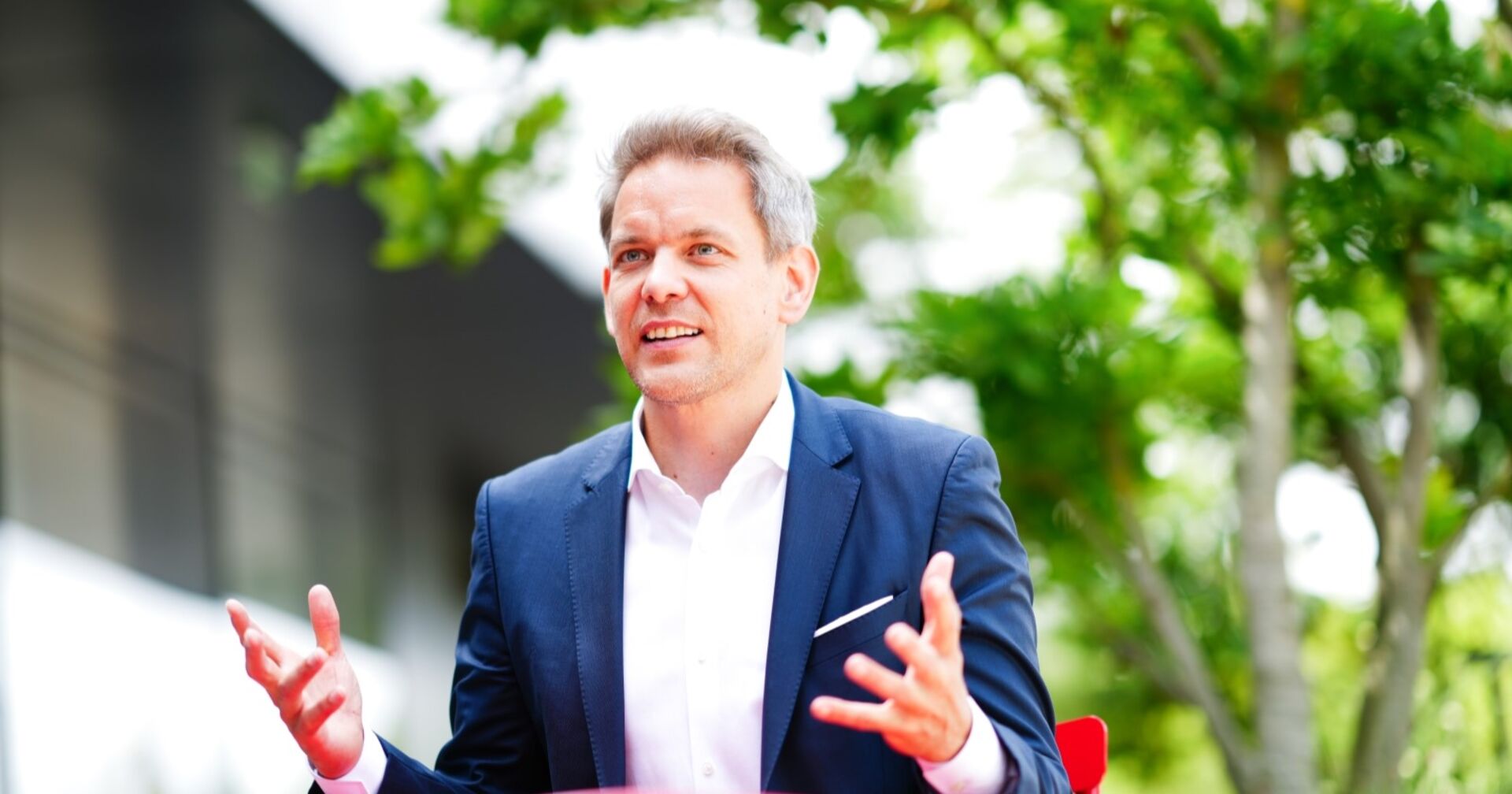 ORF Journalist Martin Thür im blauen Smoking reißt Hände nach oben