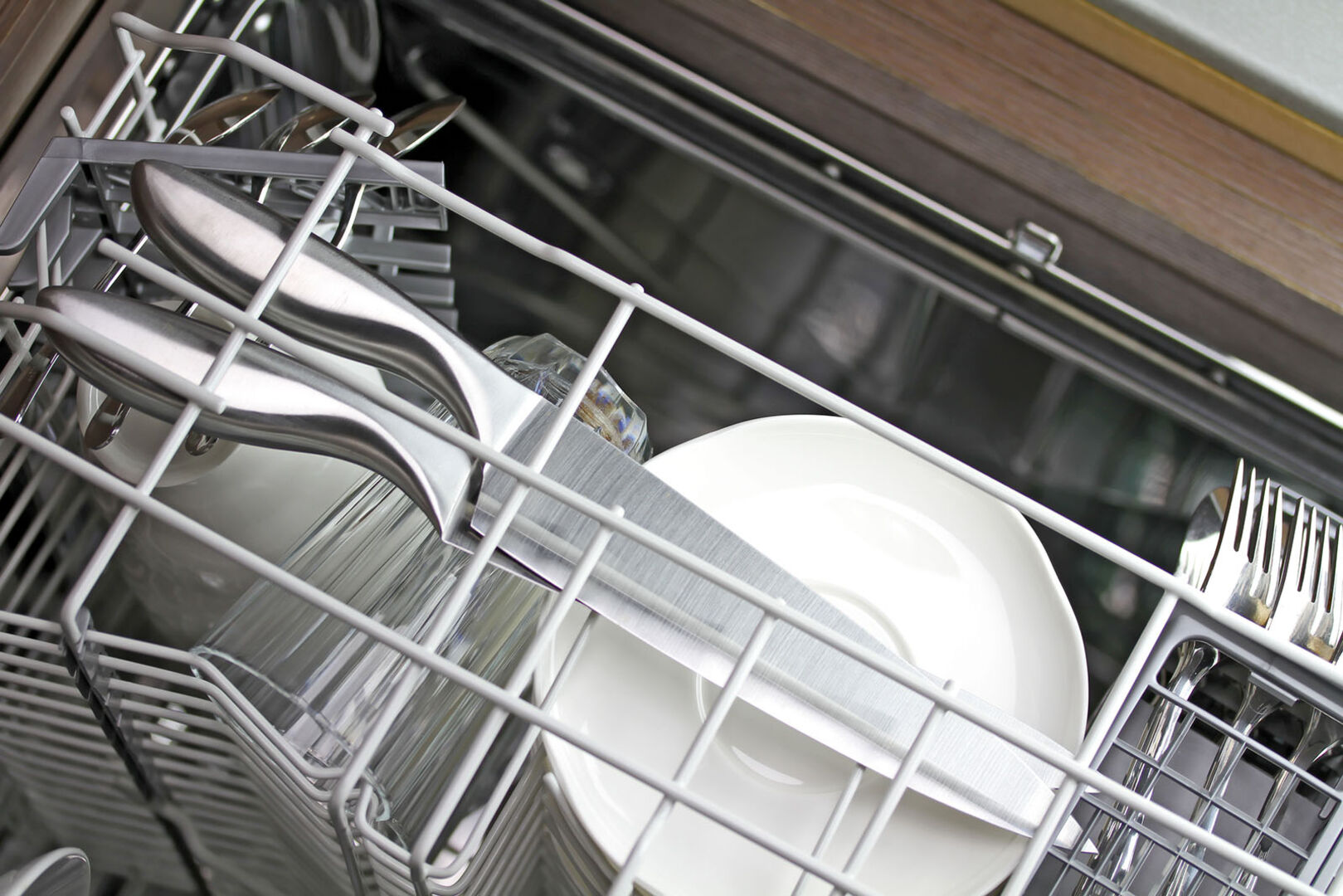 Messer in der Spülmaschine | Credit: iStock.com/j_markow