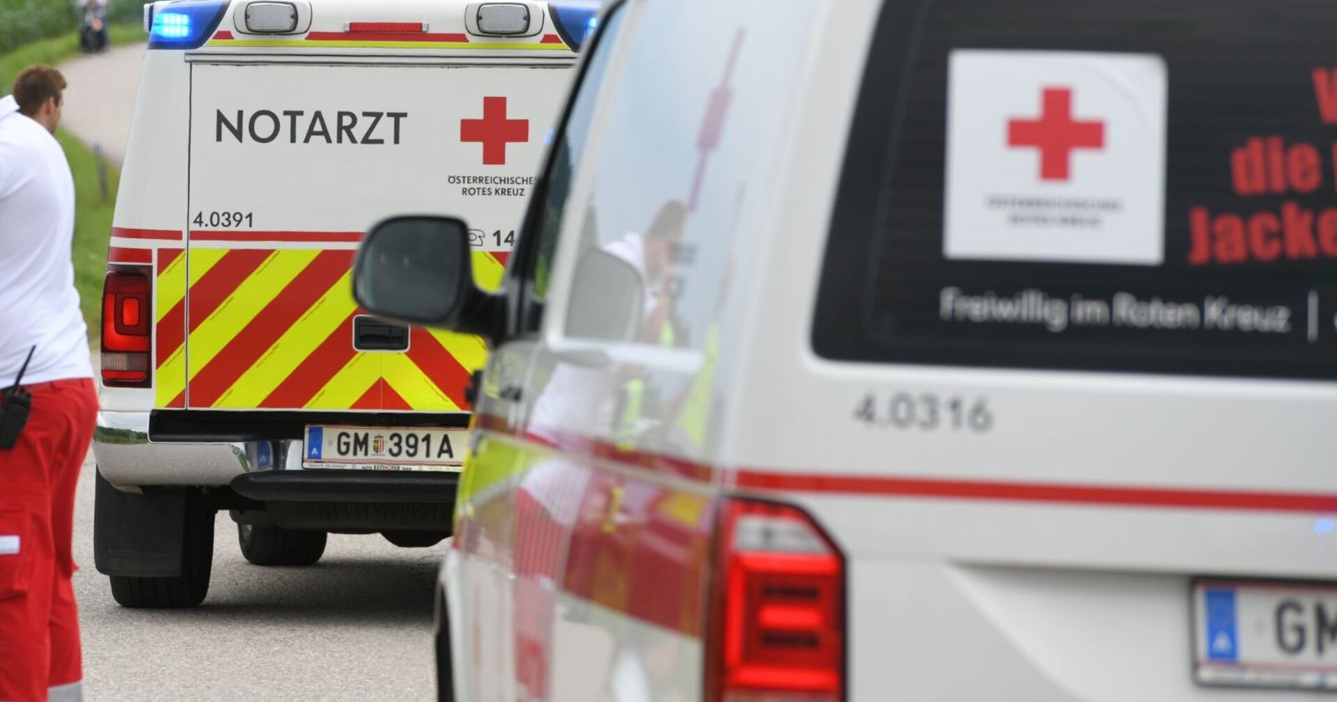 Rettungskräfte an einer Unfallstelle.