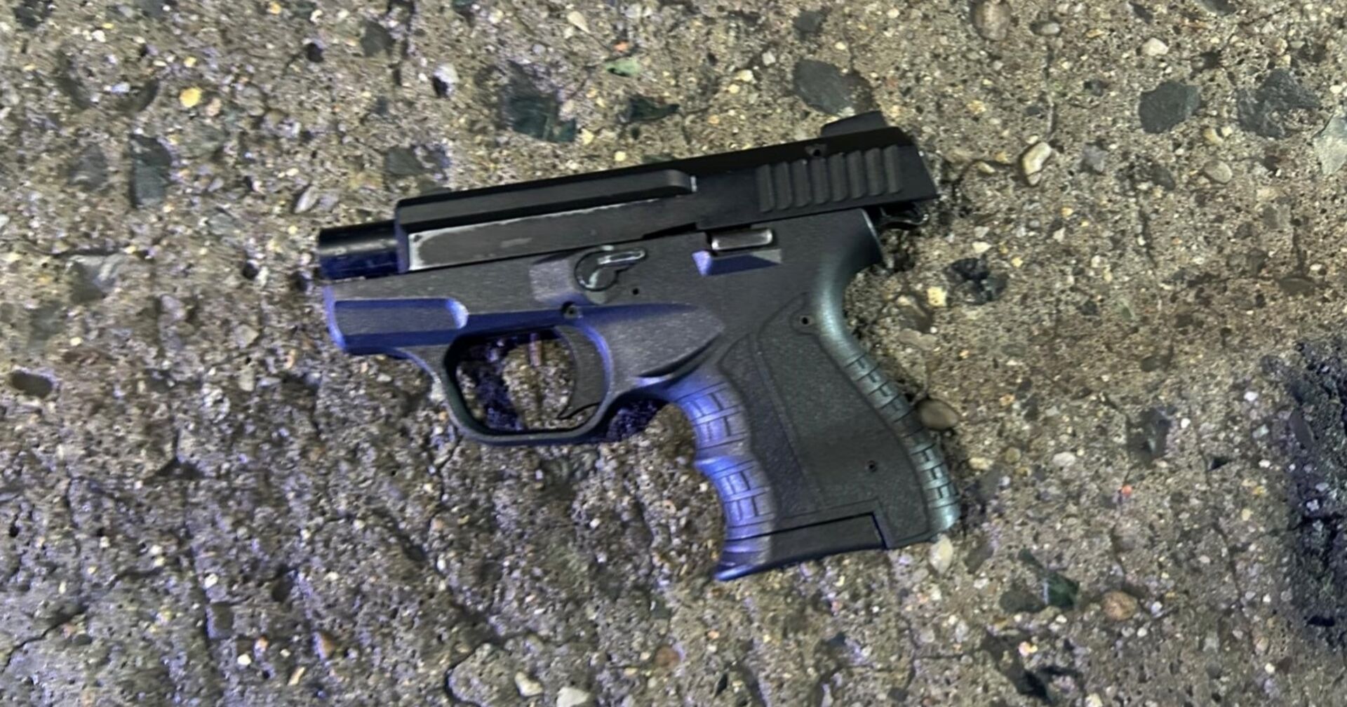 Schwarze Pistole als Beweisstück