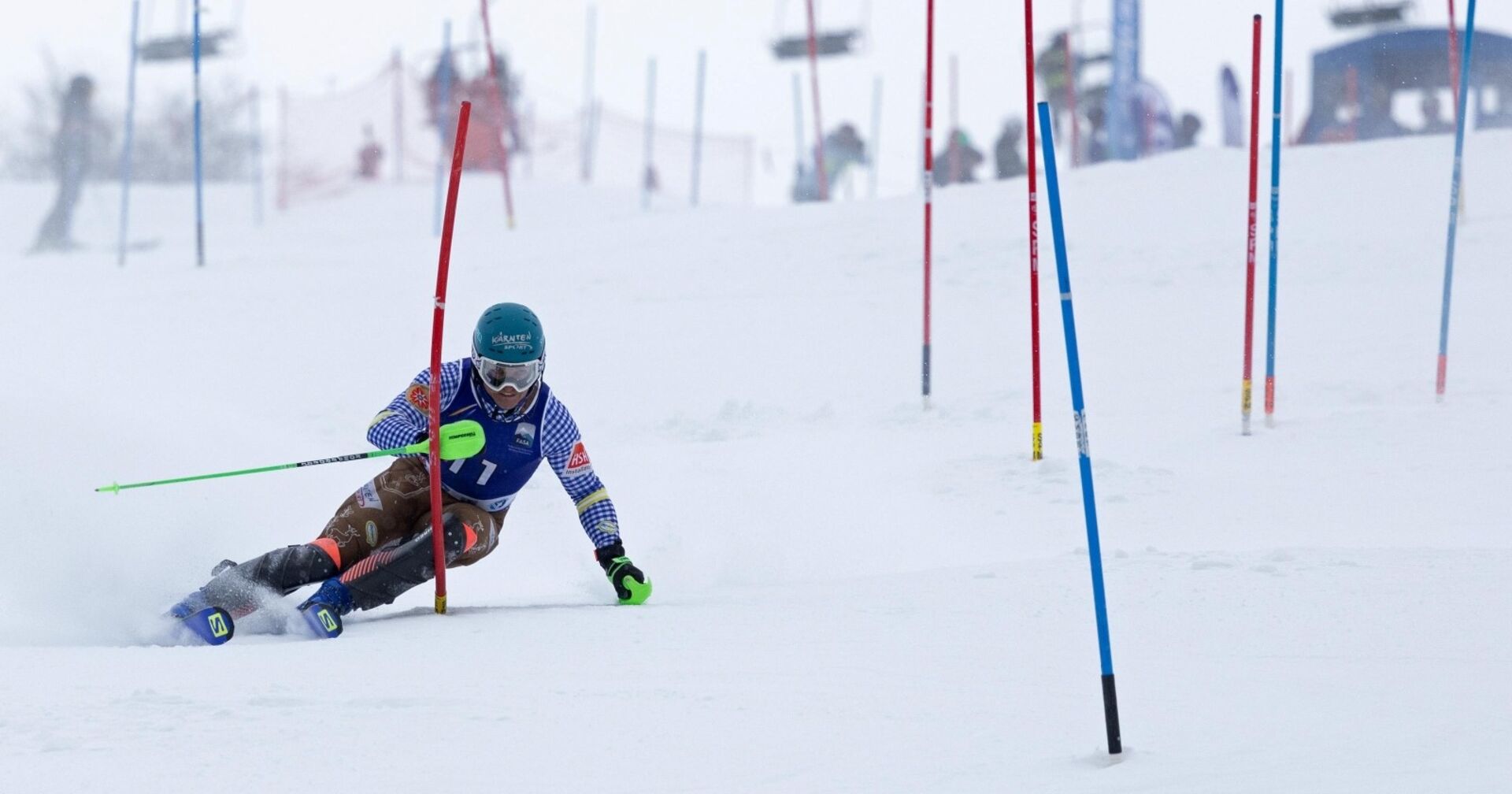 Der kärntner Skifahrer Richard Leitgeb fährt einen Slalom