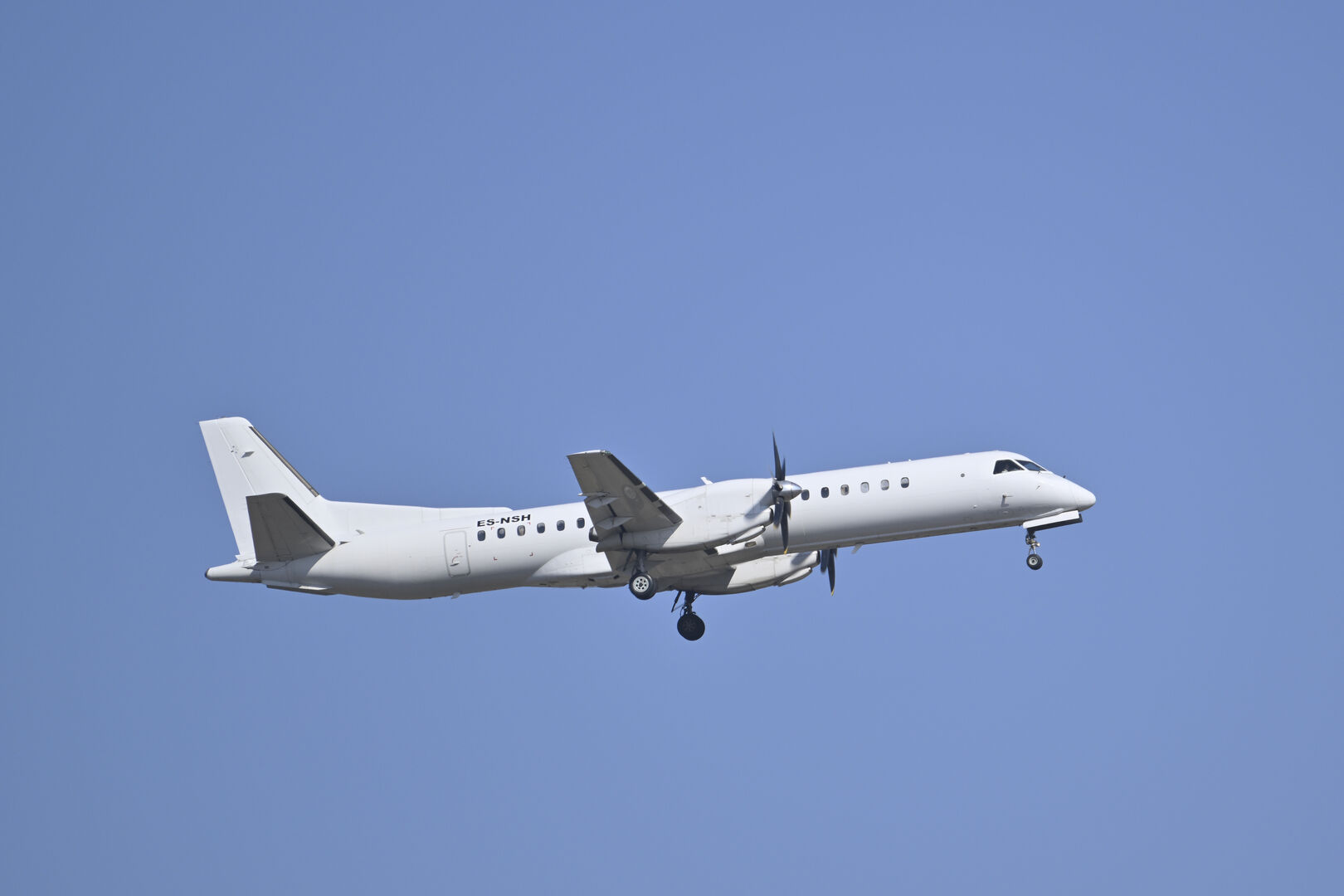 Ein weißer Flieger in der Luft