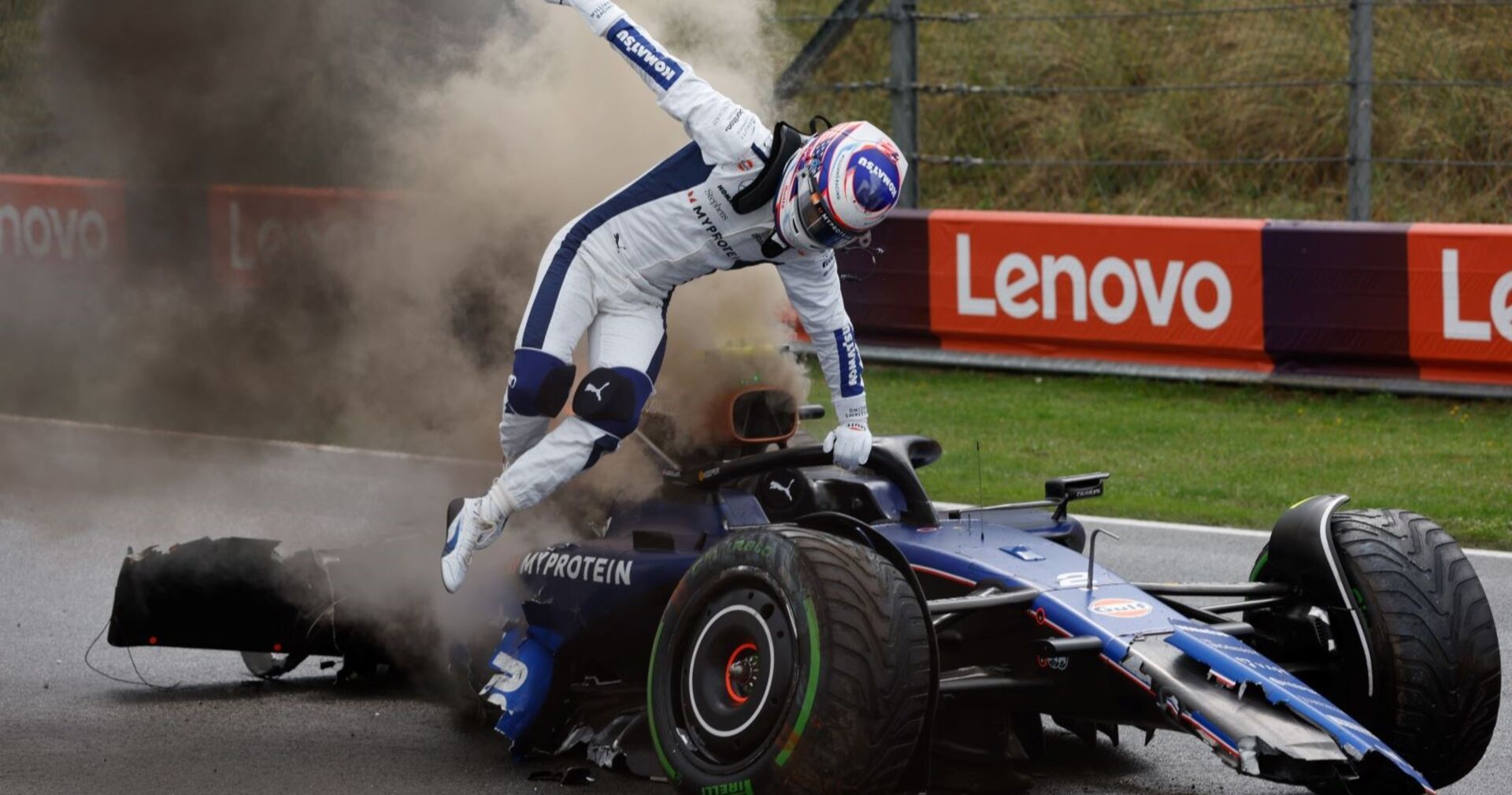 Logan Sargeant crasht seinen Williams in Zandvoort und rettet sich selbst aus dem brennenden Formel-1-Wagen.