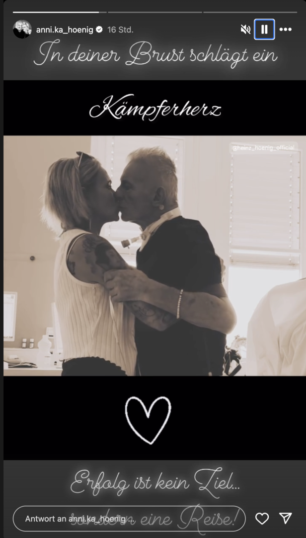 Screenshot aus der Story von Annika Hoenig, sie und Heinz Hoenig küssen sich
