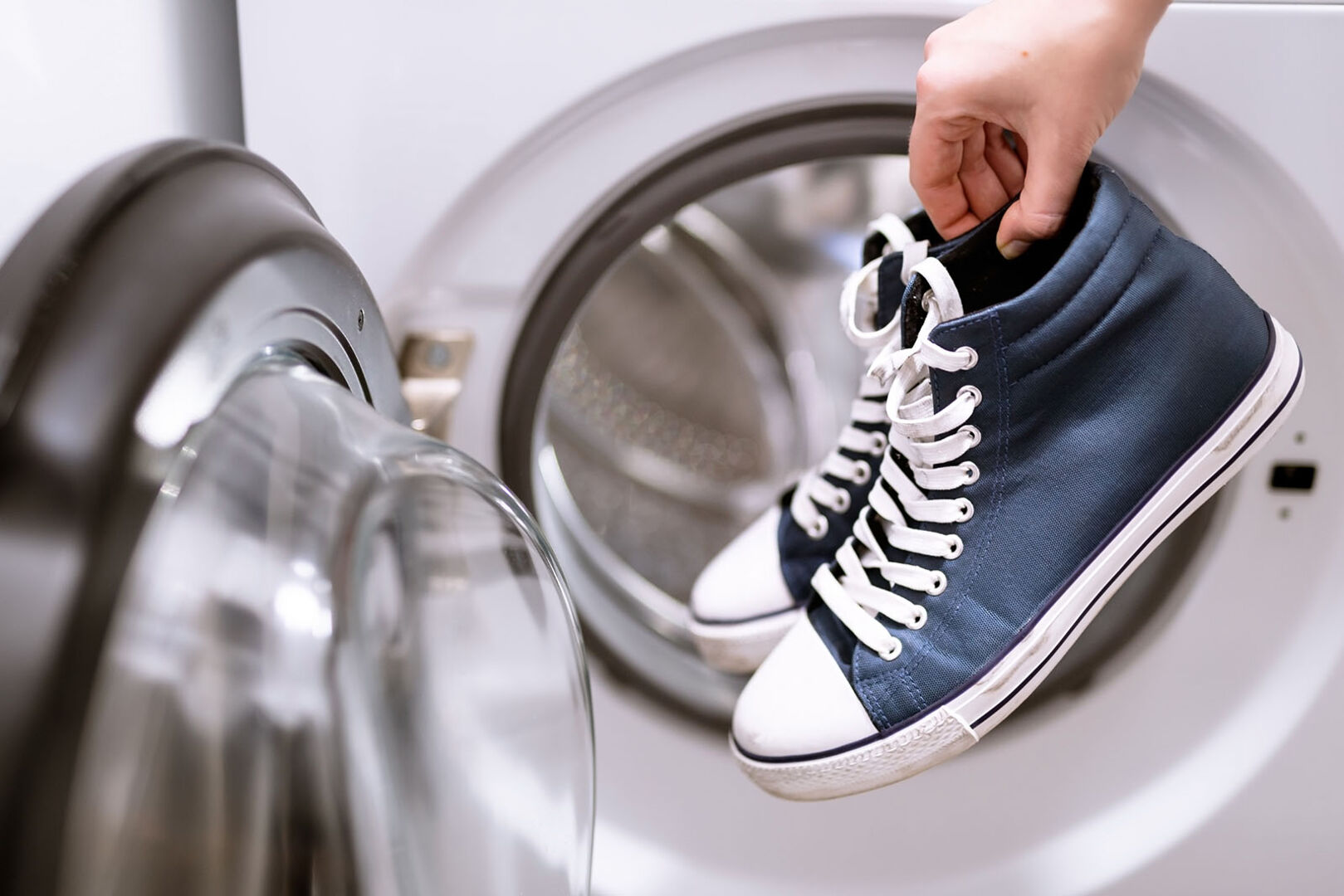 Sneaker im Trockner | Credit: iStock.com/Damian Lugowski