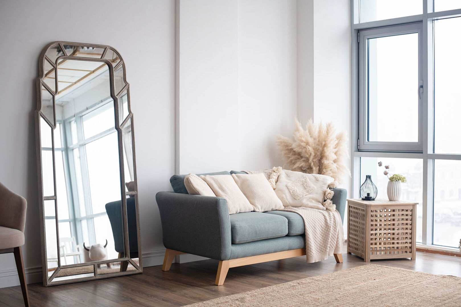 Großer Spiegel im Wohnzimmer | Credit: iStock.com/Zakharova Elena