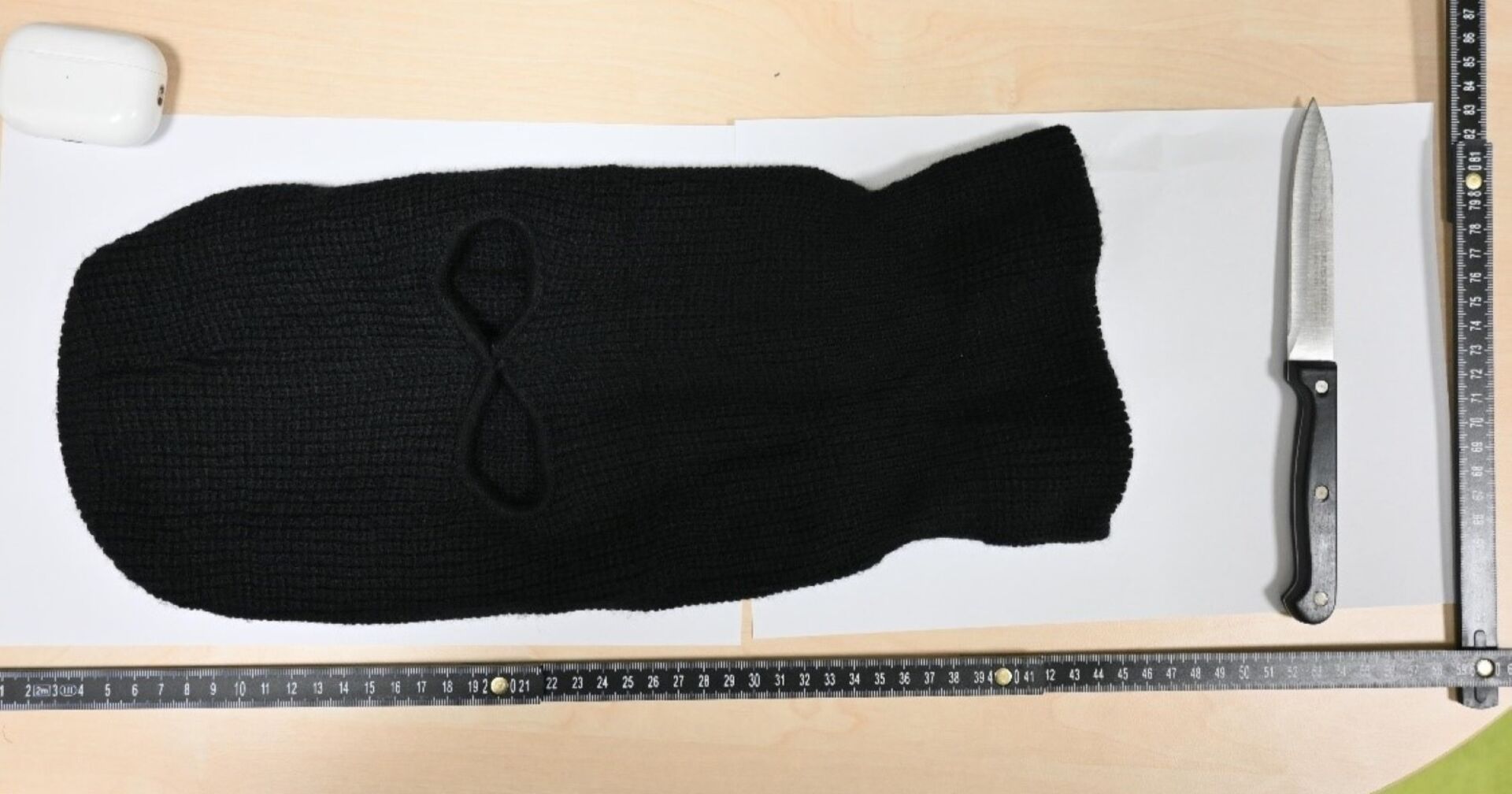 Küchenmesser und Sturmmaske auf einem Tisch liegend