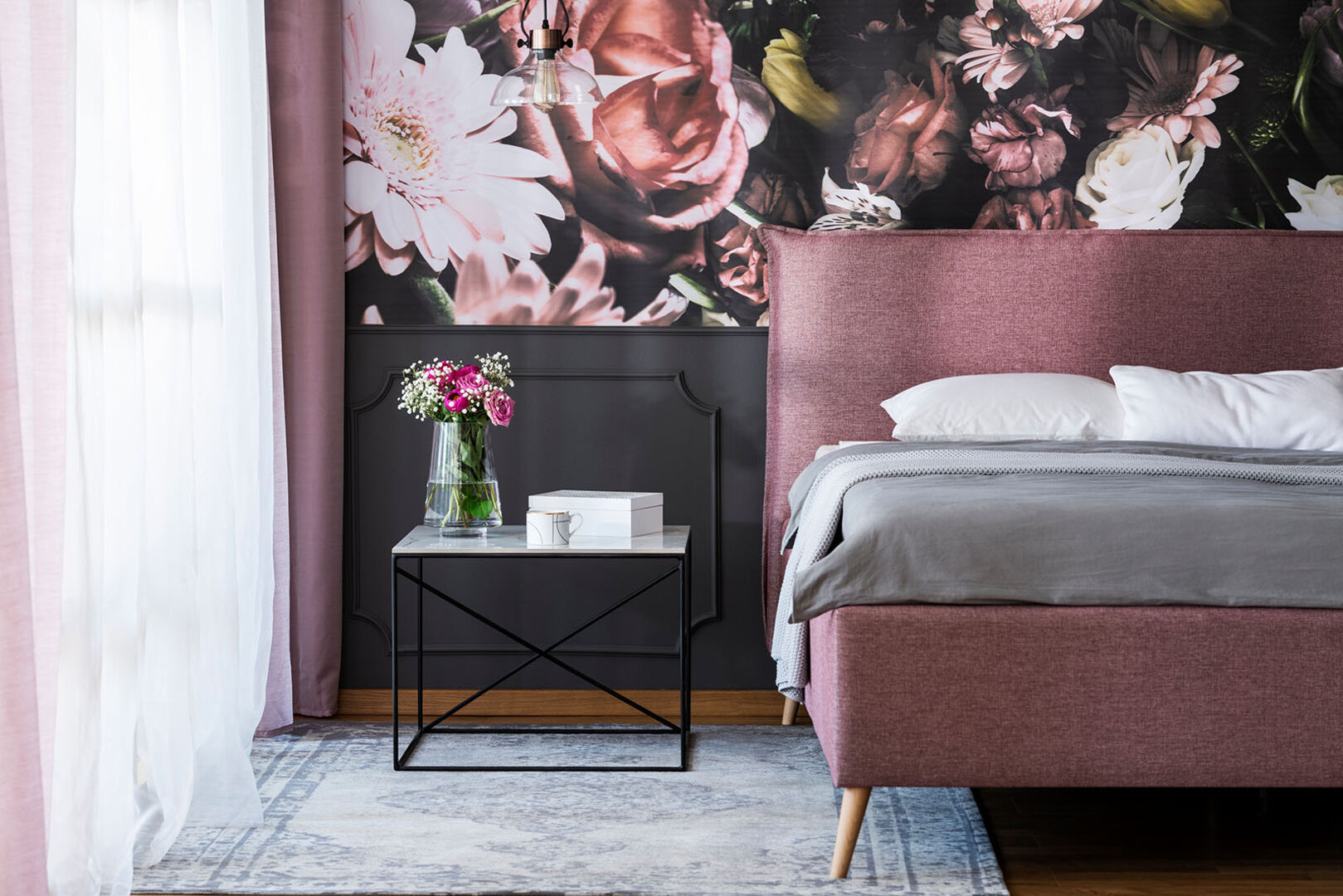 Blumentapete im Schlafzimmer | Credit: iStock.com/KatarzynaBialasiewicz