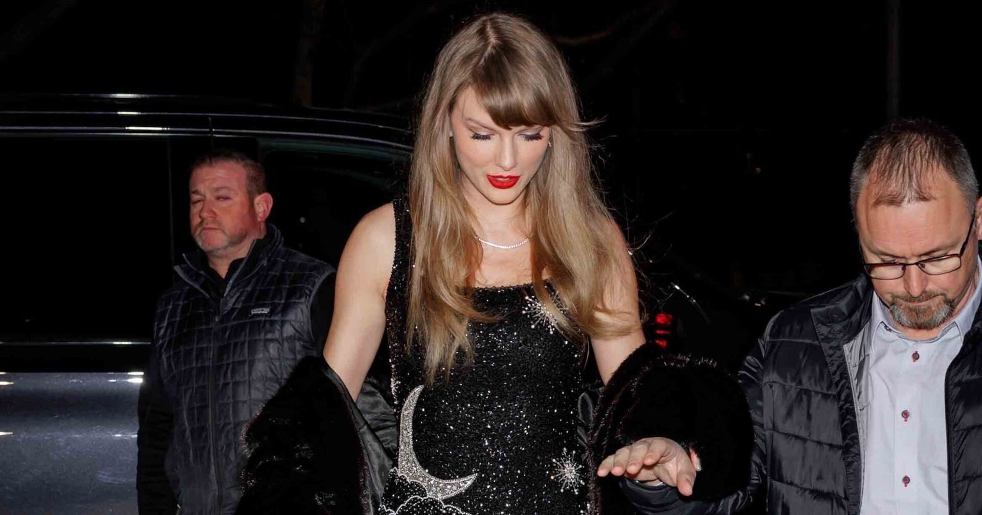 Taylor Swift geht auf eine Party.