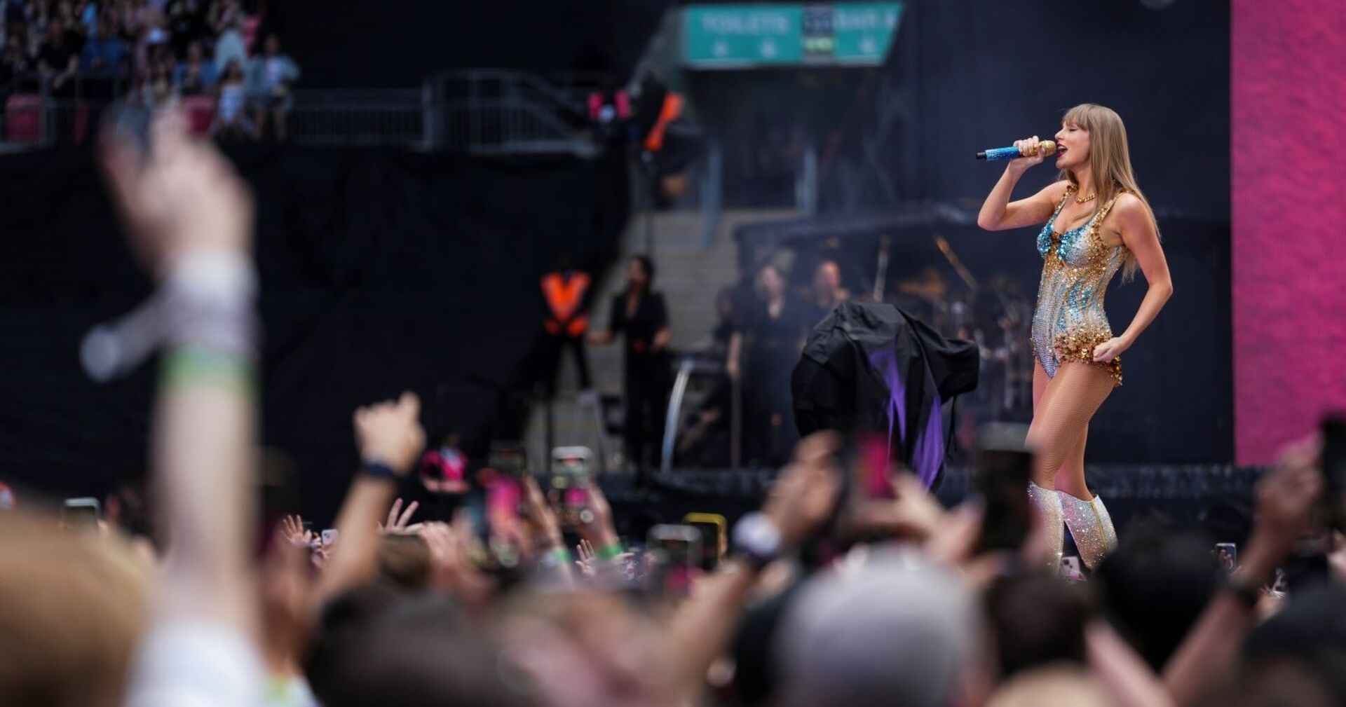 Taylor Swift auf der Bühne im Wembley Stadium.
