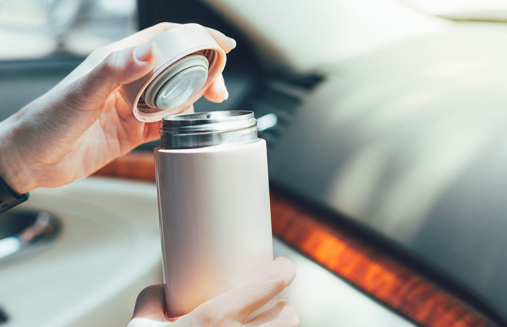 Frau hält Thermobecher | Credit: iStock.com/Jatuporn Tansirimas