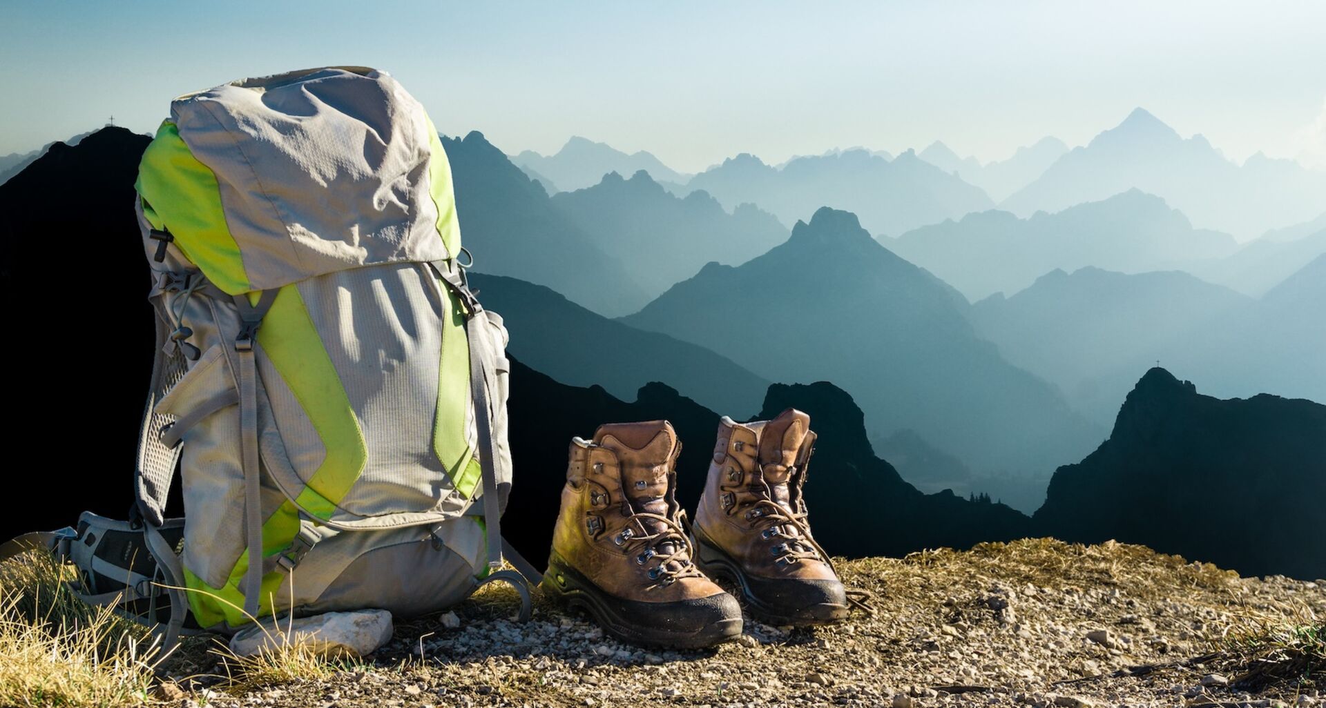 Wanderausrüstung, abgestellt in den Bergen