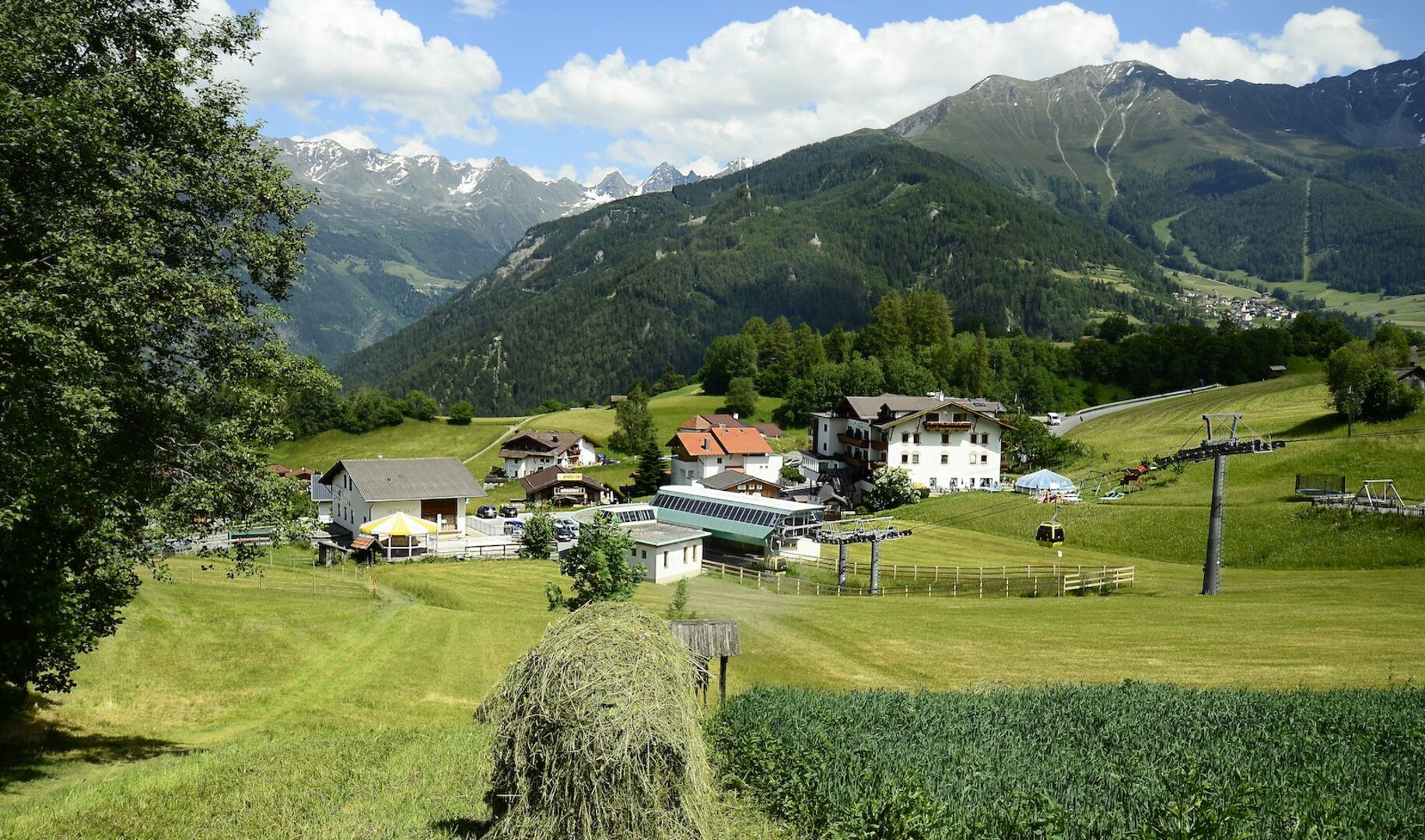 Bergdorf Ladis mit Blick ins Kaunertal in den österreichischen Alpen