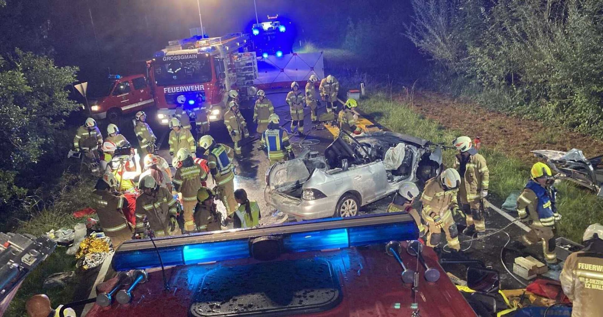 Viele Einsatzkräfte am Unfallort.