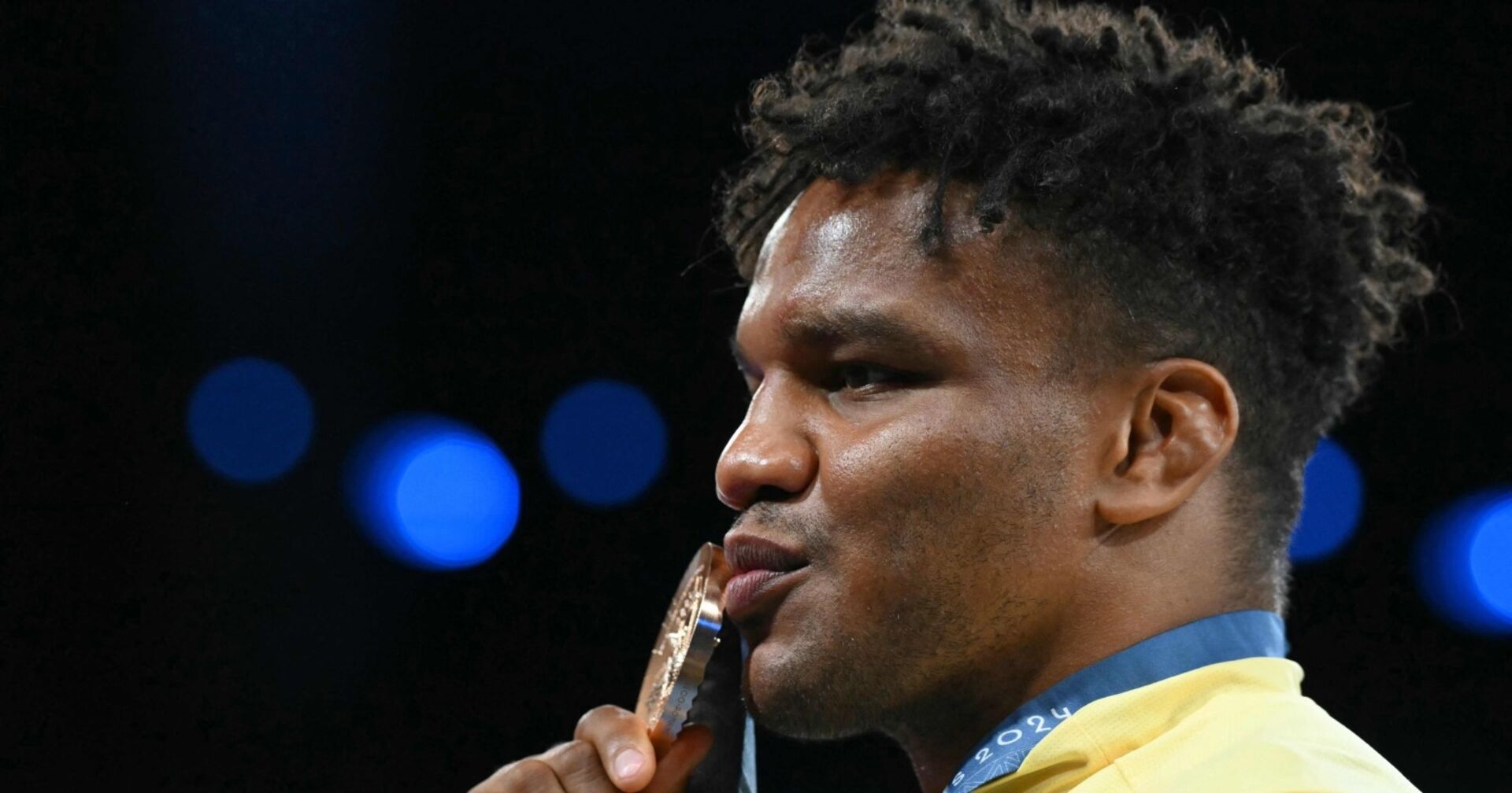 Der ukrainisch-ruandische Ringer Zhan Beleniuk mit seiner Medaille