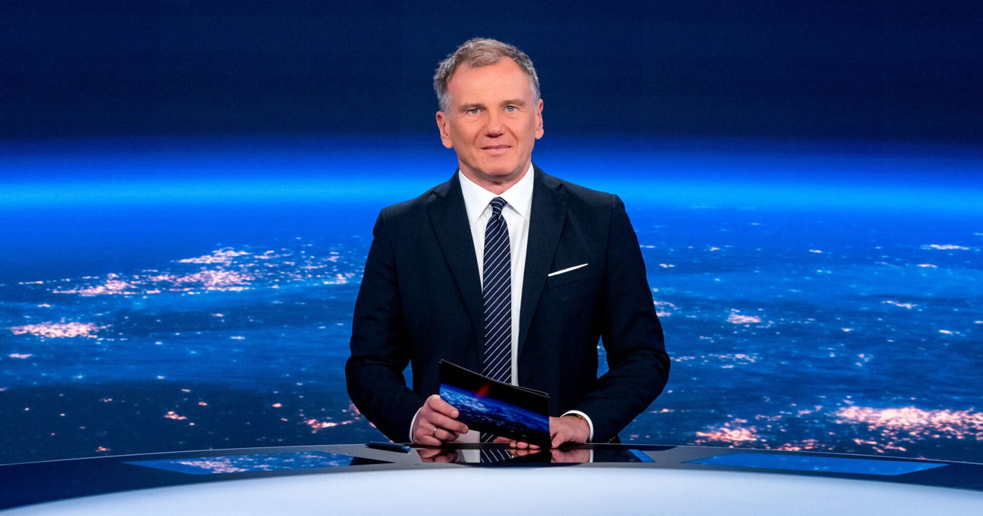 Moderator Armin Wolf am Tisch der ZIB2