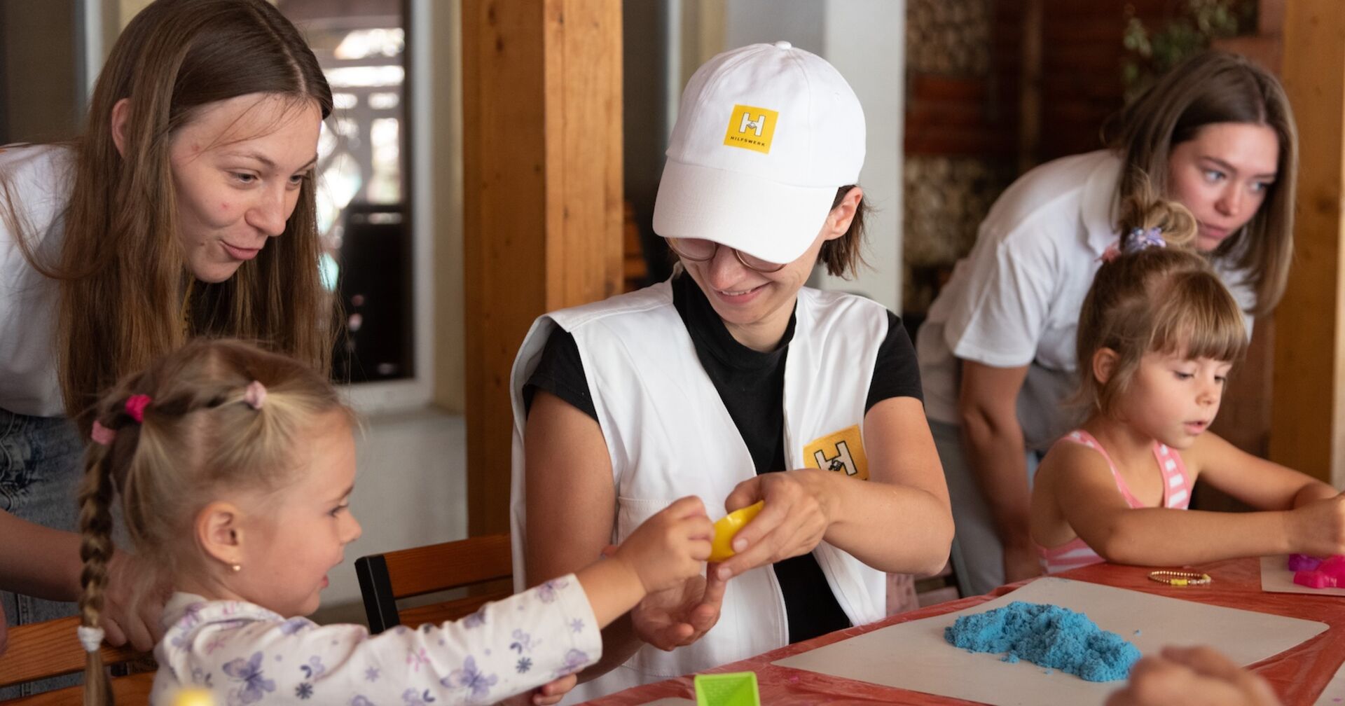Spielende Kinder mit Betreuerinnen