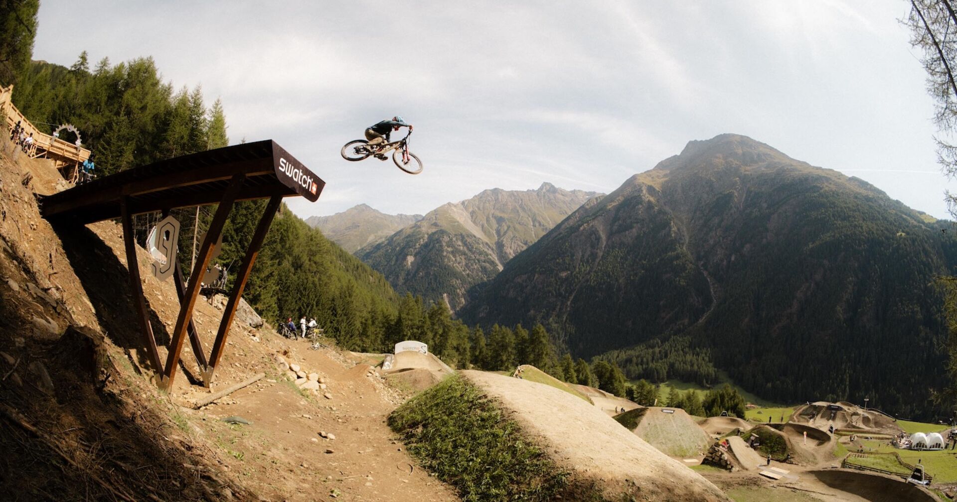 Casey Brown in der Luft bei den Swatch Nines MTB in Sölden