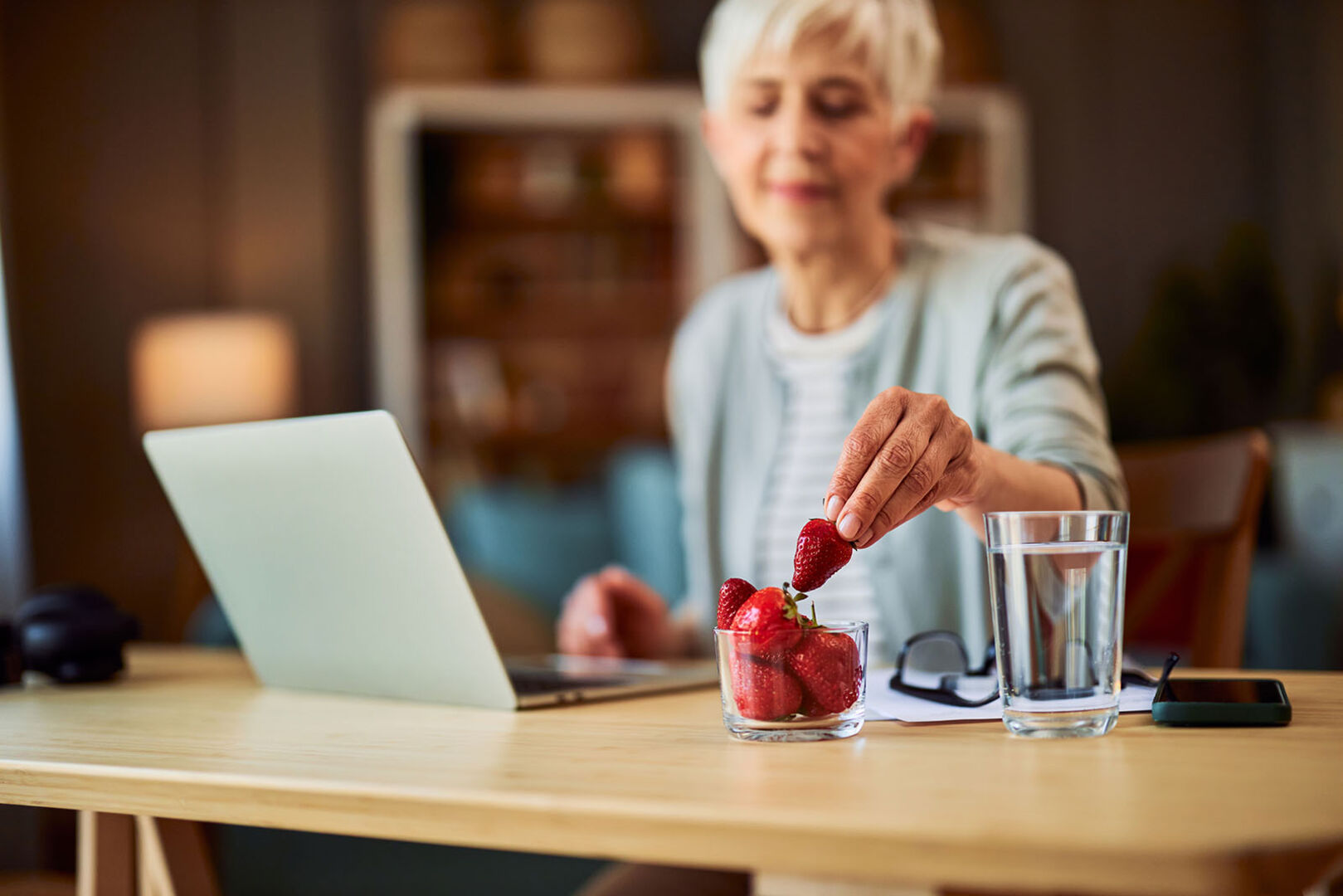 Frau isst Beeren | Credit: iStock.com/Jelena Danilovic