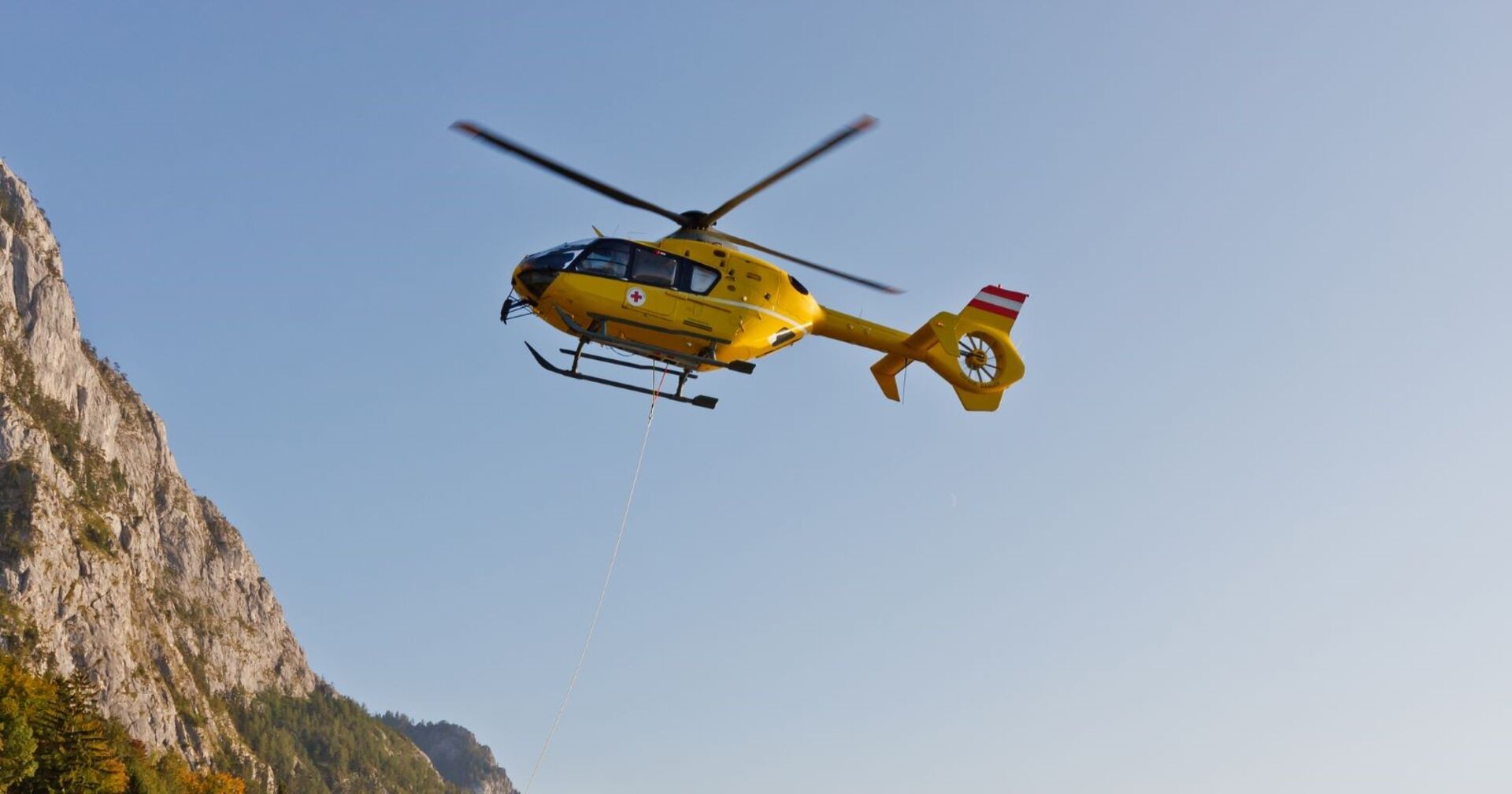 Hubschrauber der österreichischen Bergrettung im Einsatz