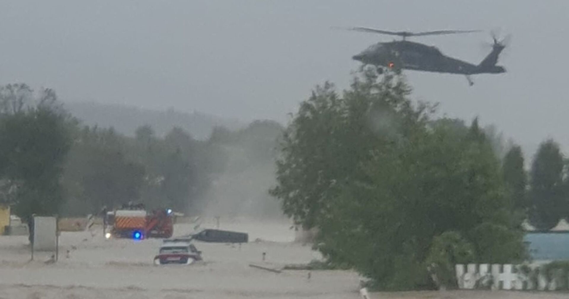 Black Haw in Markersdorf über der überfluteten Straße, im waser ein Einsatzfahrzeug