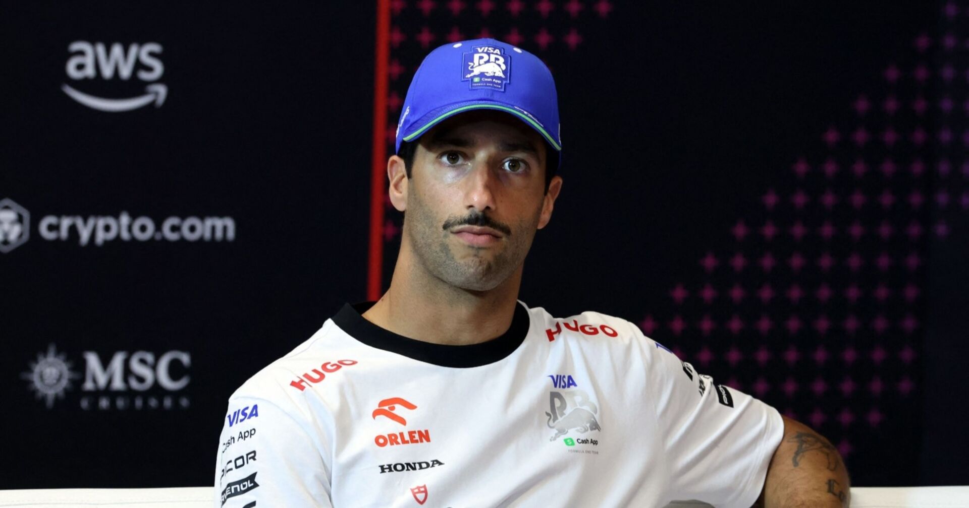 Daniel Ricciardo sitzt auf Couch