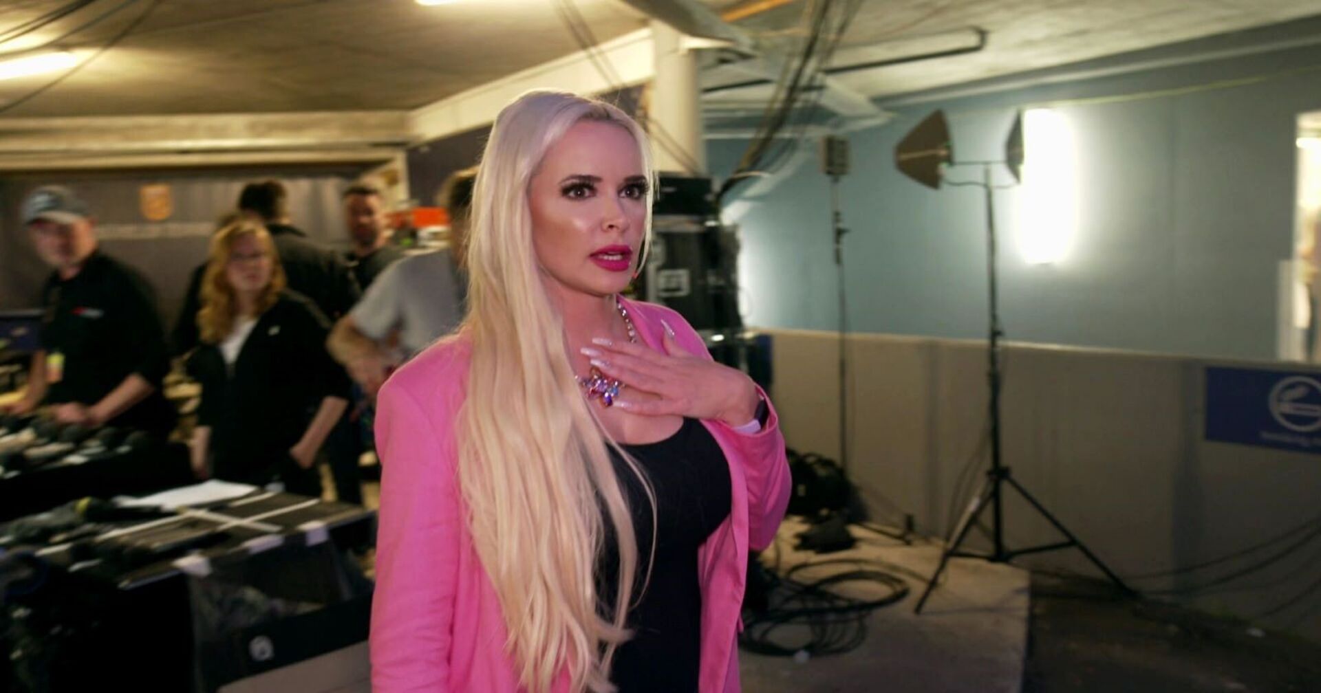 Daniela Katzenberger legt überrascht ihre Hand auf ihre Brust.