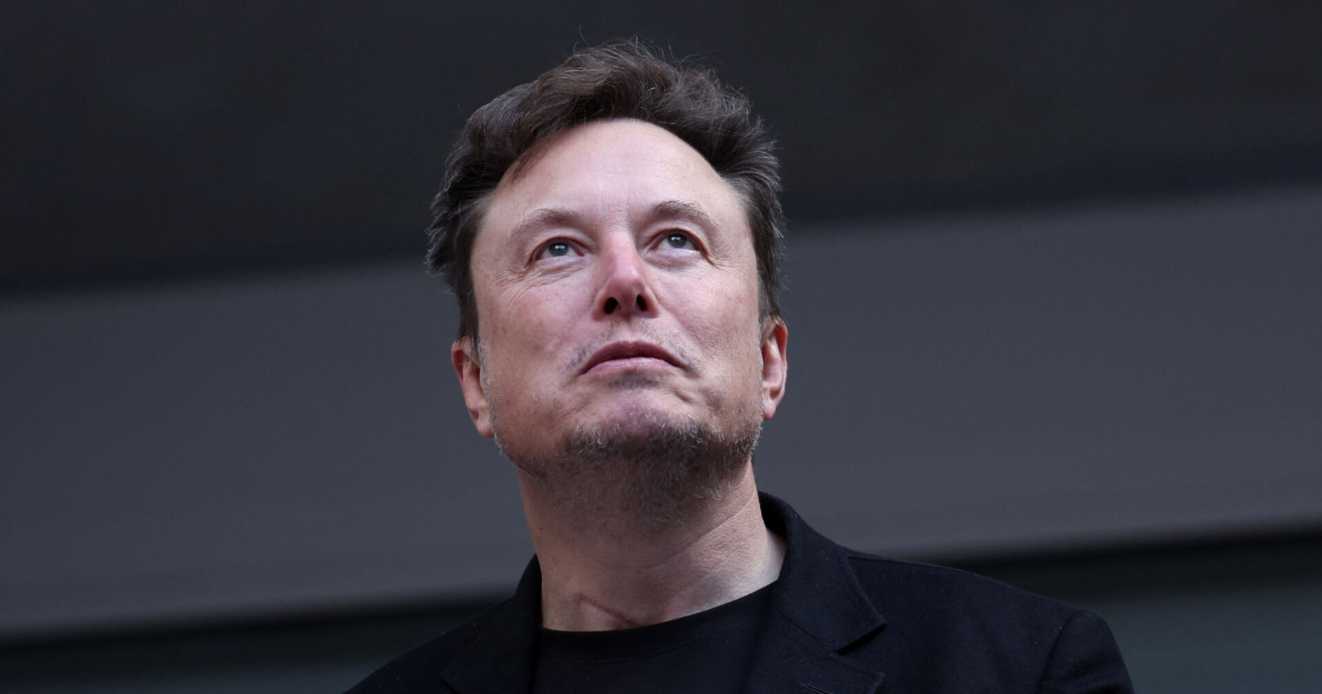 Ein Mann blickt nach oben