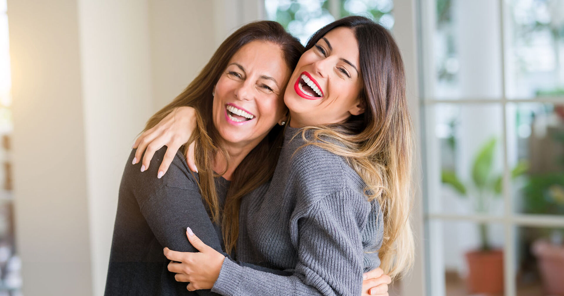 Mutter und Tochter umarmen sich | Credit: iStock.com/AaronAmat