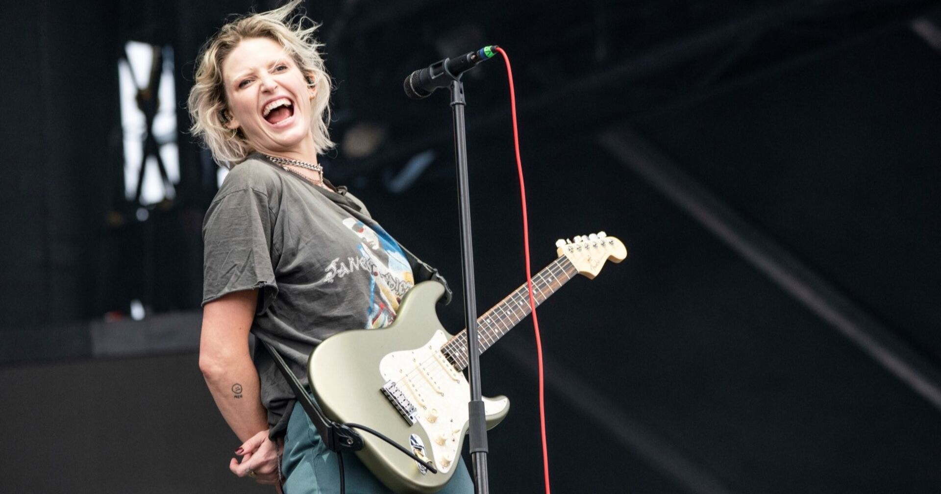 Die Sängerin und Gitarristin Emily Armstrong auf der Bühne