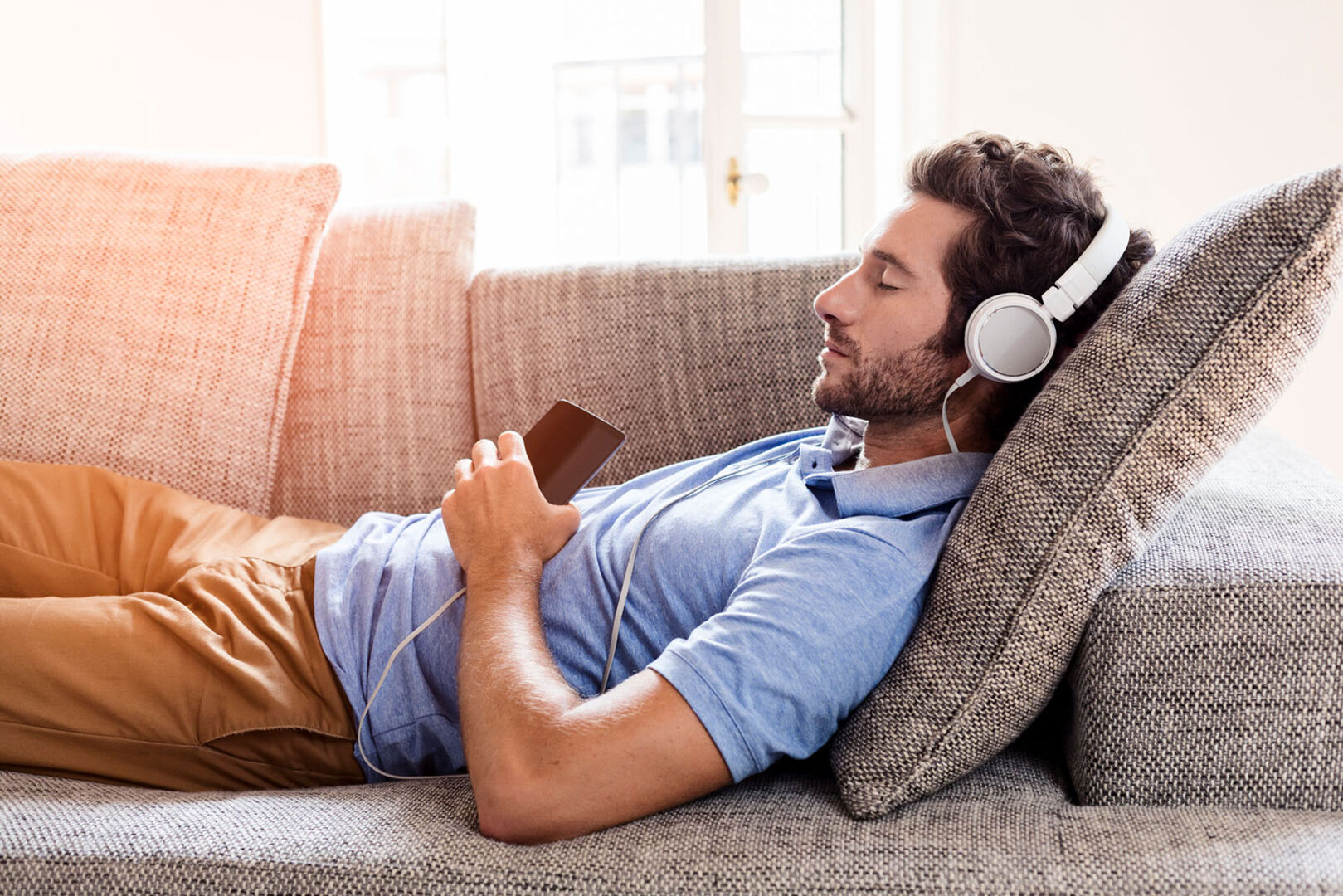 Mann hört Hörbuch | Credit: iStock.com/LDProd