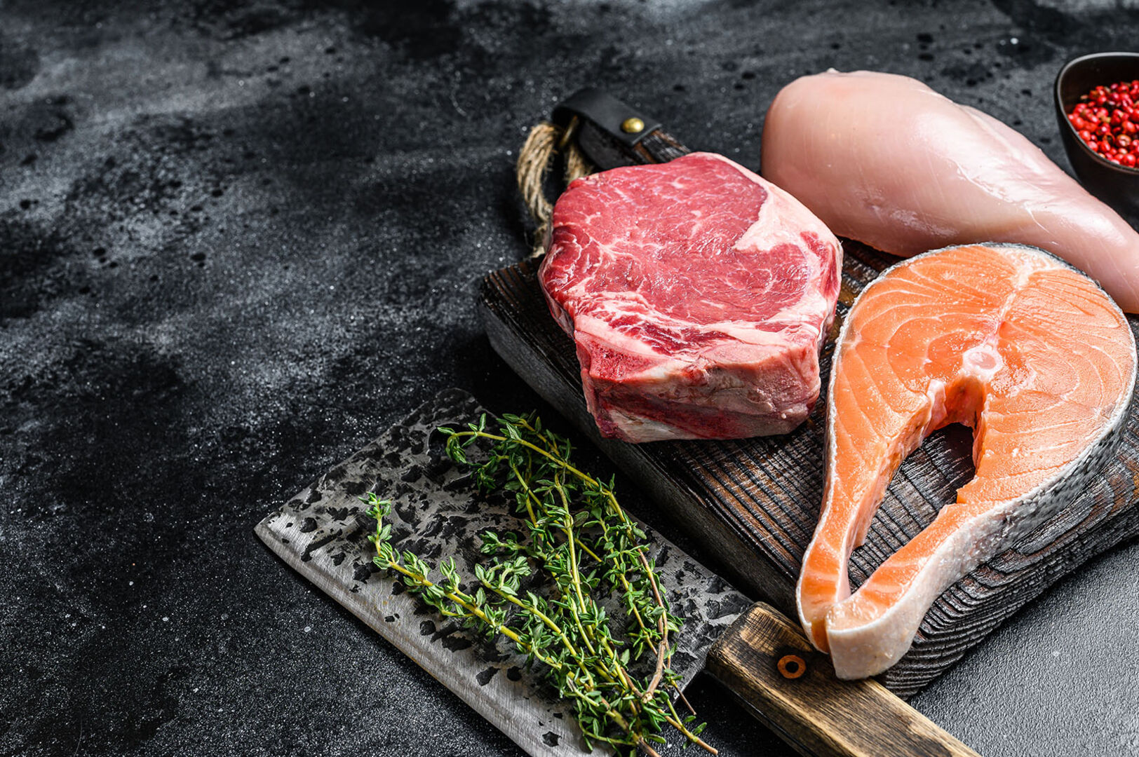 Fisch und Fleisch auf einem Tisch | Credit: iStock.com/Vladimir Mironov