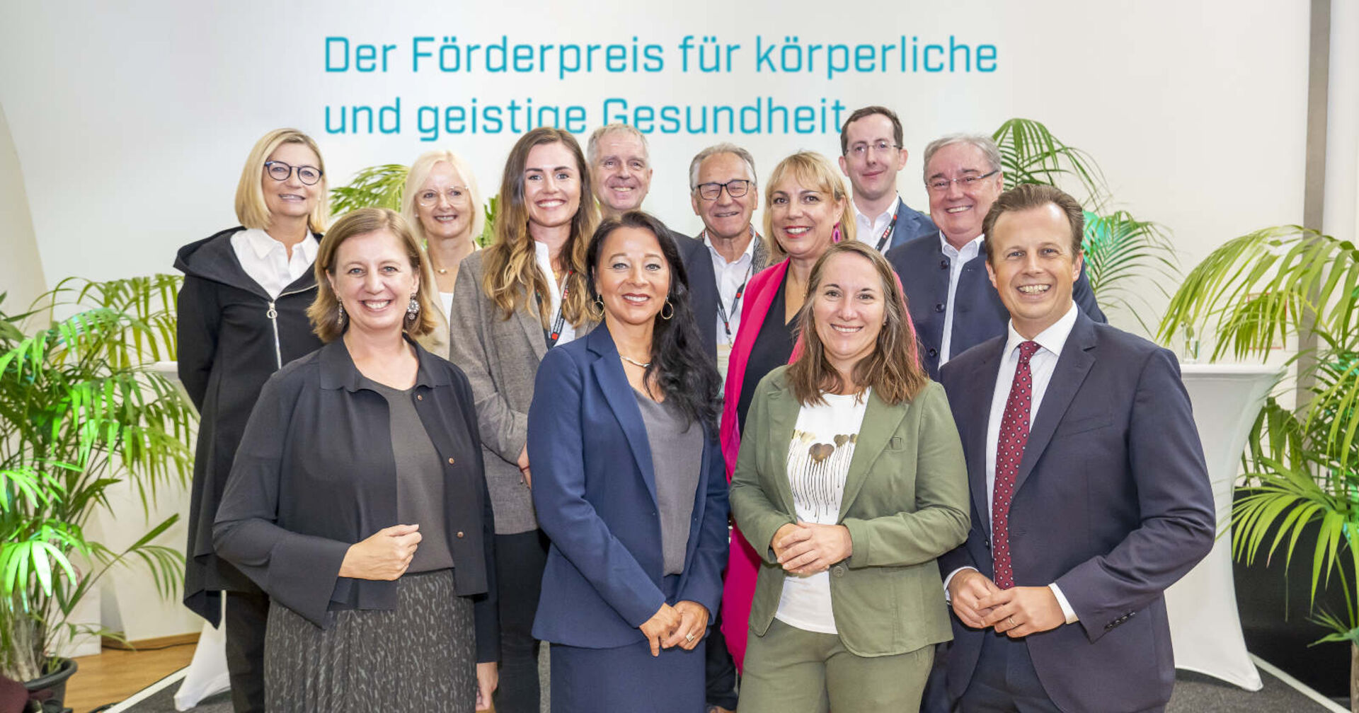 Mehrere Menschen lächeln in die Kamera