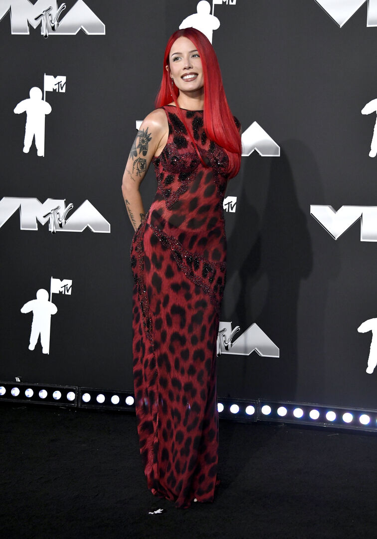 Eine rothaarige Frau in einem rot-schwarzen Kleid
