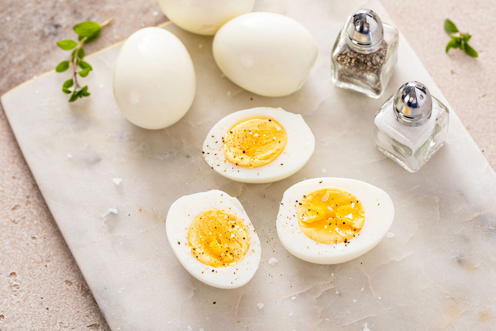 Hart gekochte Eier | Credit: iStock.com/VeselovaElena