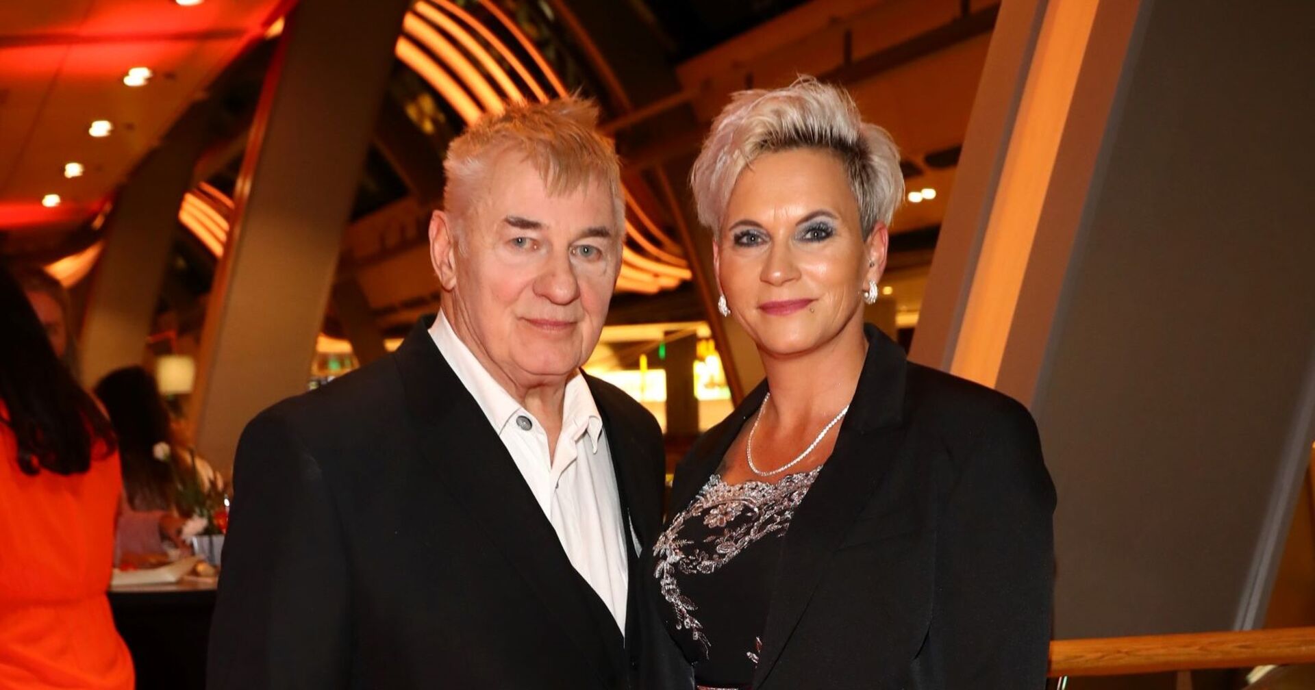Heinz Hoenig und seine Frau Annika schauen in die Kamera.