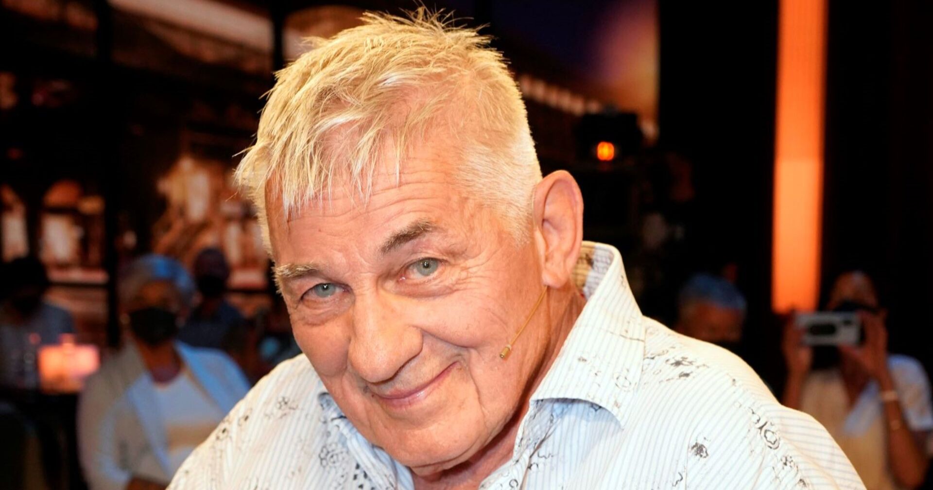 Heinz Hoenig lächelt in die Kamera.