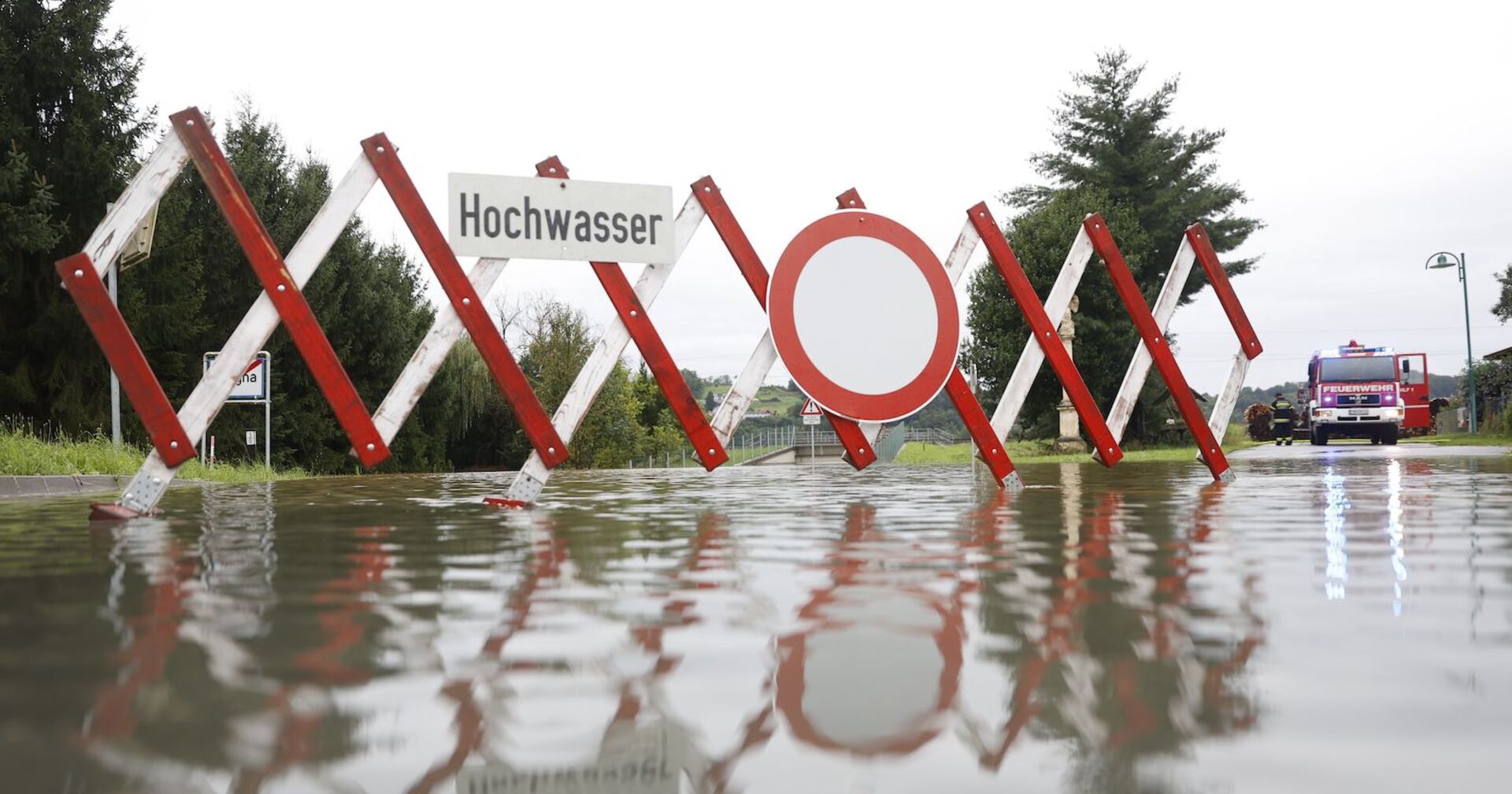 Straßensperre wegen Überflutung.