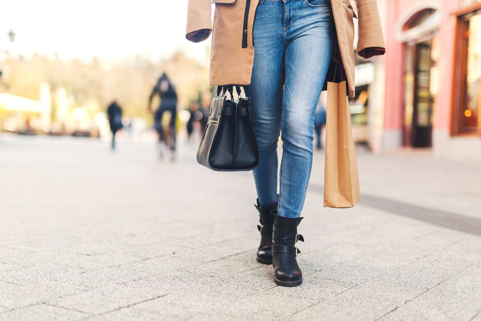 Frau in einer Jeans | Credit: iStock.com/Jelena Danilovic