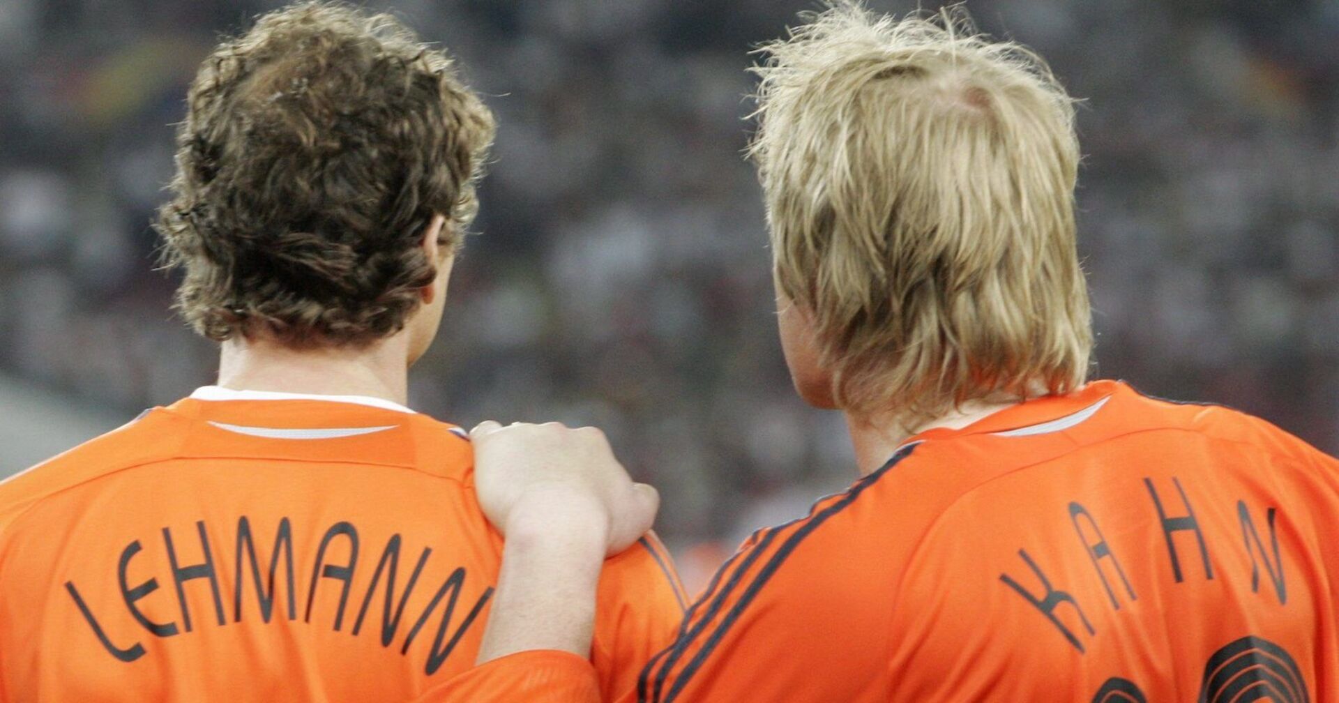 Jens Lehmann und Oliver Kahn von hinten.