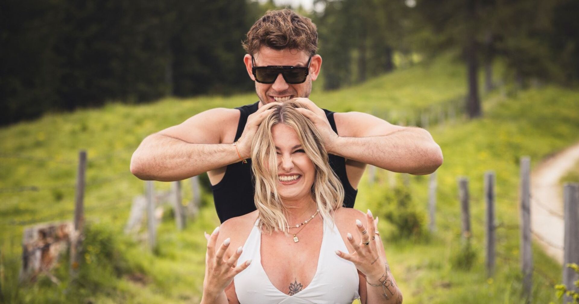 Max Weißenböck greift auf  Selina Hagers Kopf.