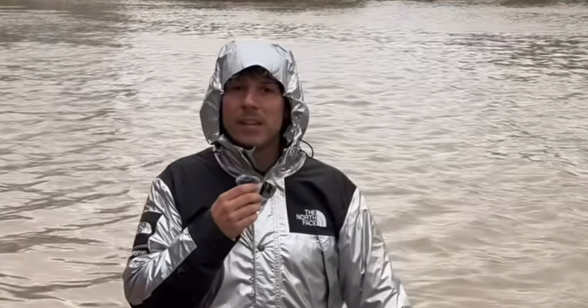 Influencer Max Weißenböck steht im Regen.