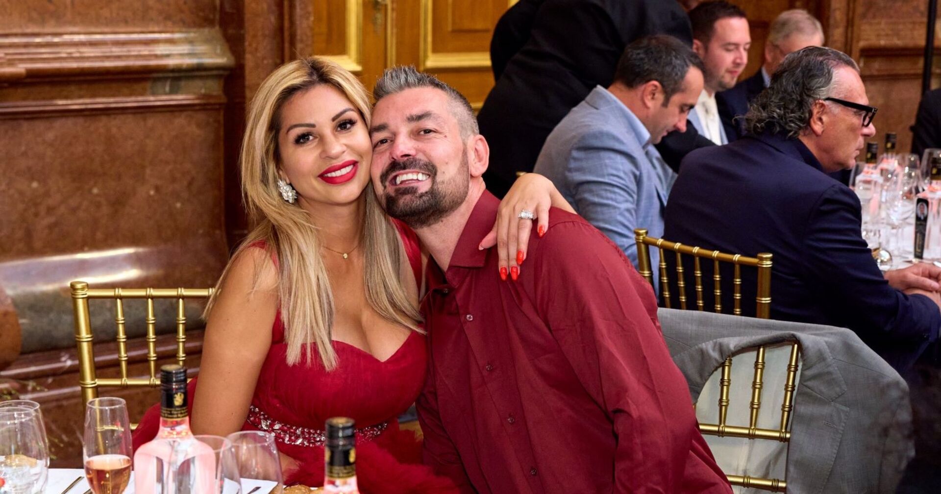 Nina "Bambi" Bruckner umarmt ihren Ehemann Senad.